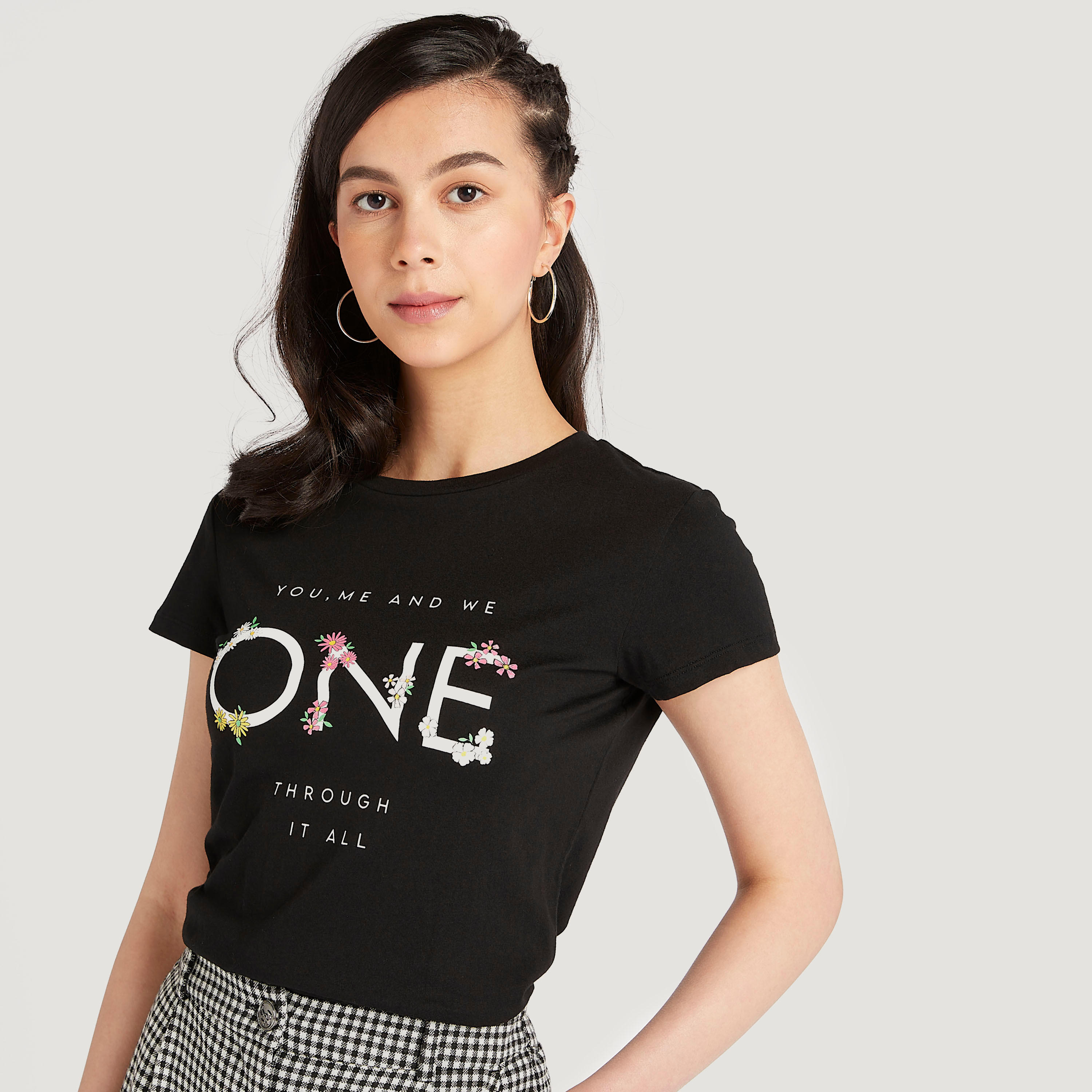 تيشيرت بياقة ضيّقة وأكمام كاب وطبعات-women-clothing-tshirts-image-1