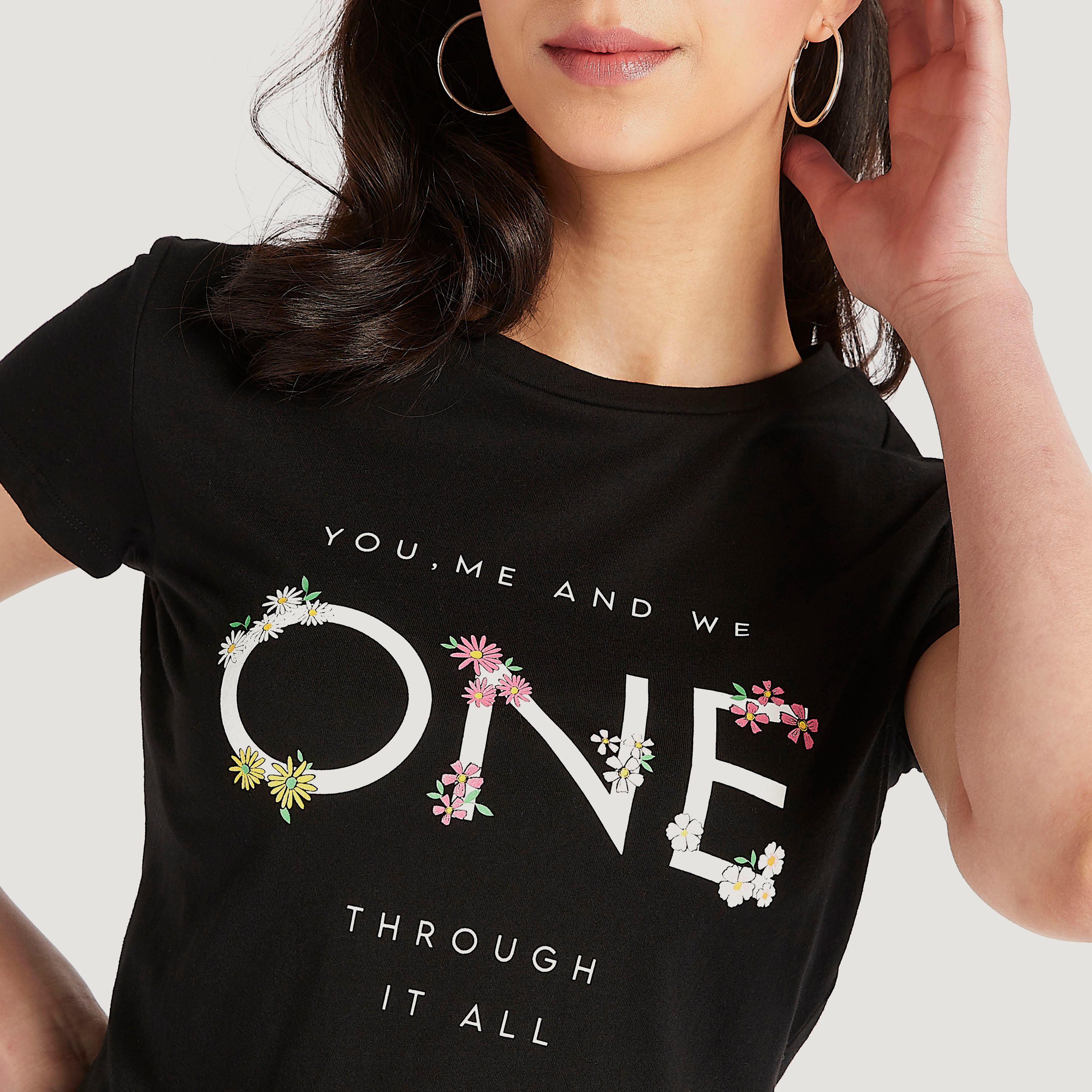 تيشيرت بياقة ضيّقة وأكمام كاب وطبعات-women-clothing-tshirts-image-3
