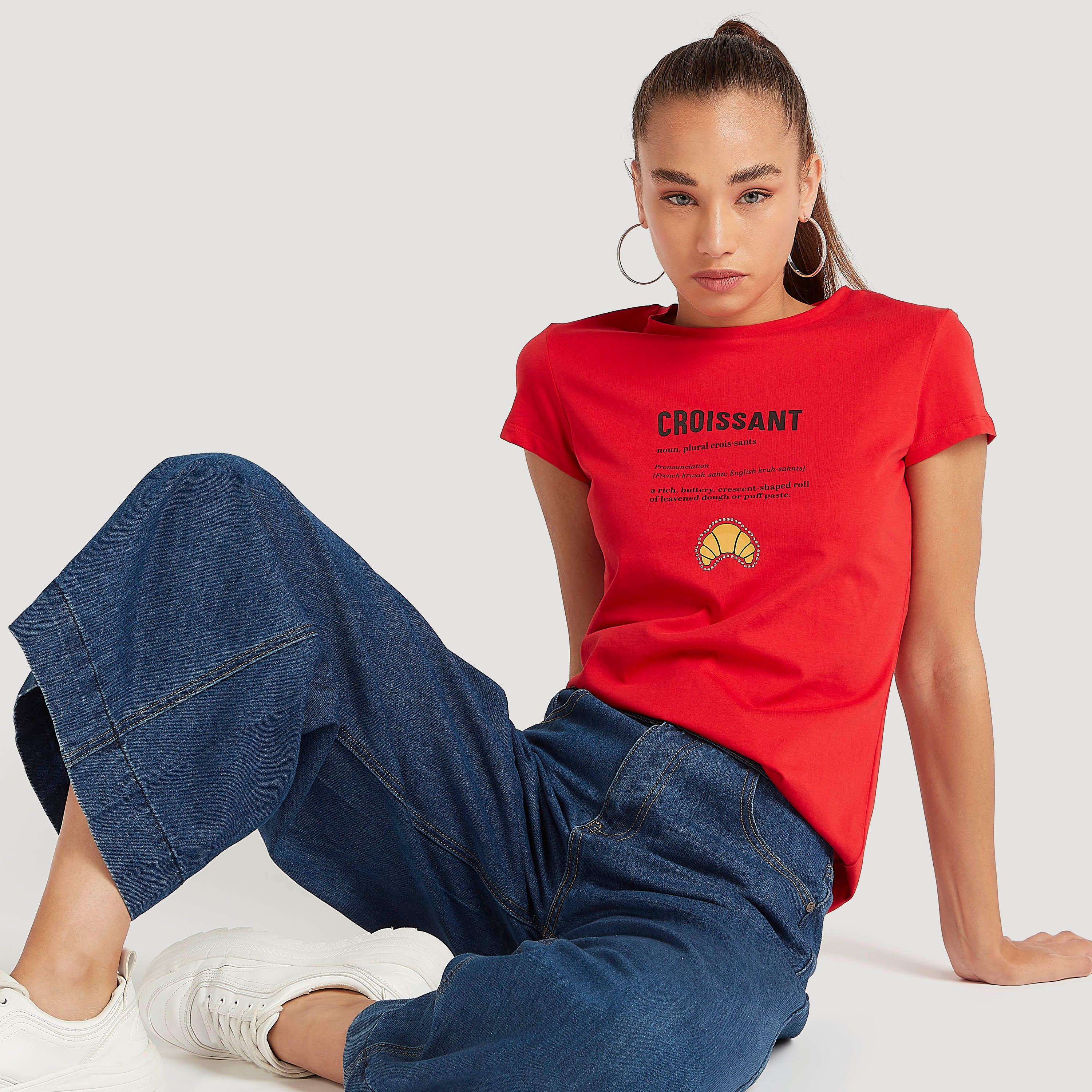 تيشيرت بياقة ضيّقة وأكمام كاب وطبعات-women-clothing-tshirts-image-4