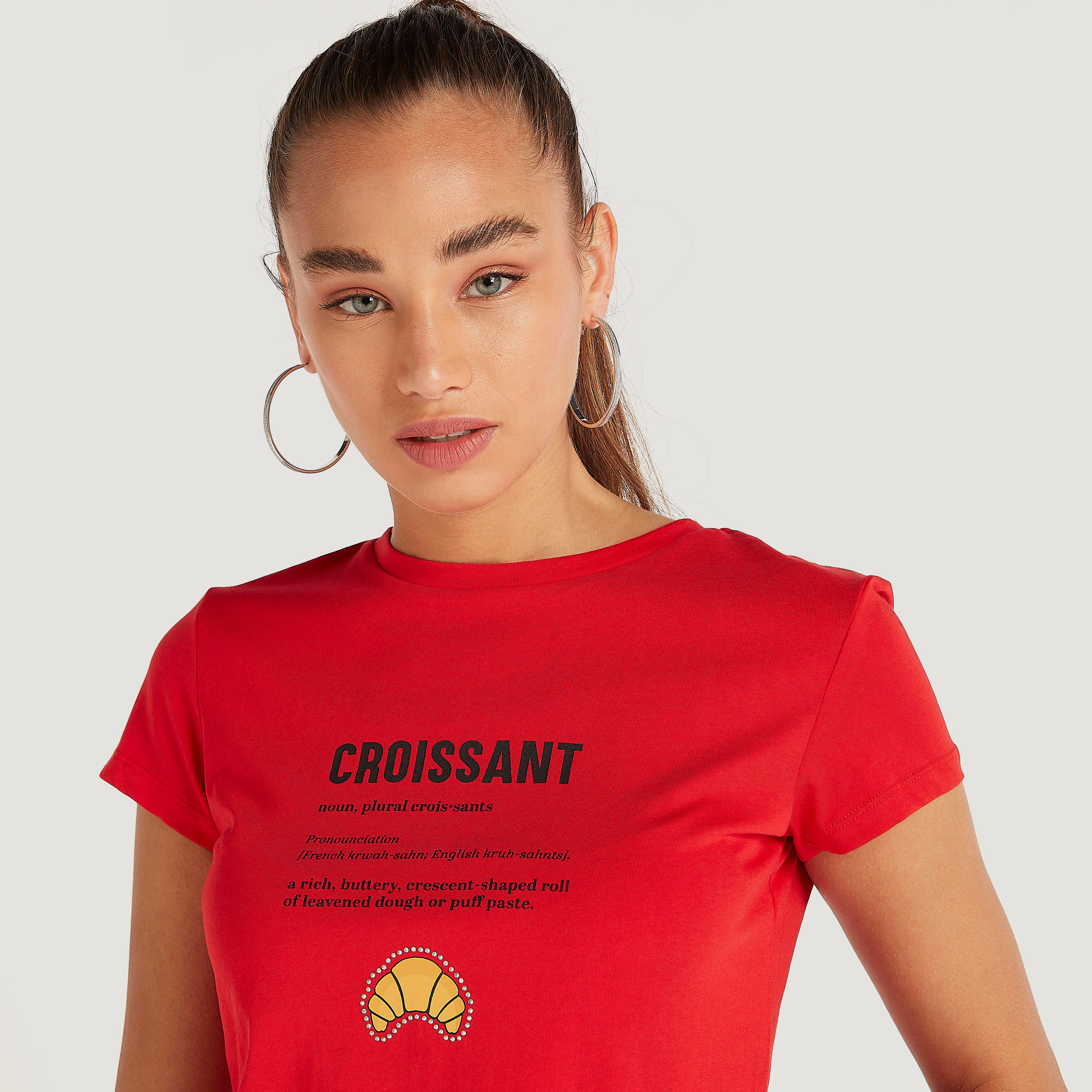 تيشيرت بياقة ضيّقة وأكمام كاب وطبعات-women-clothing-tshirts-image-3