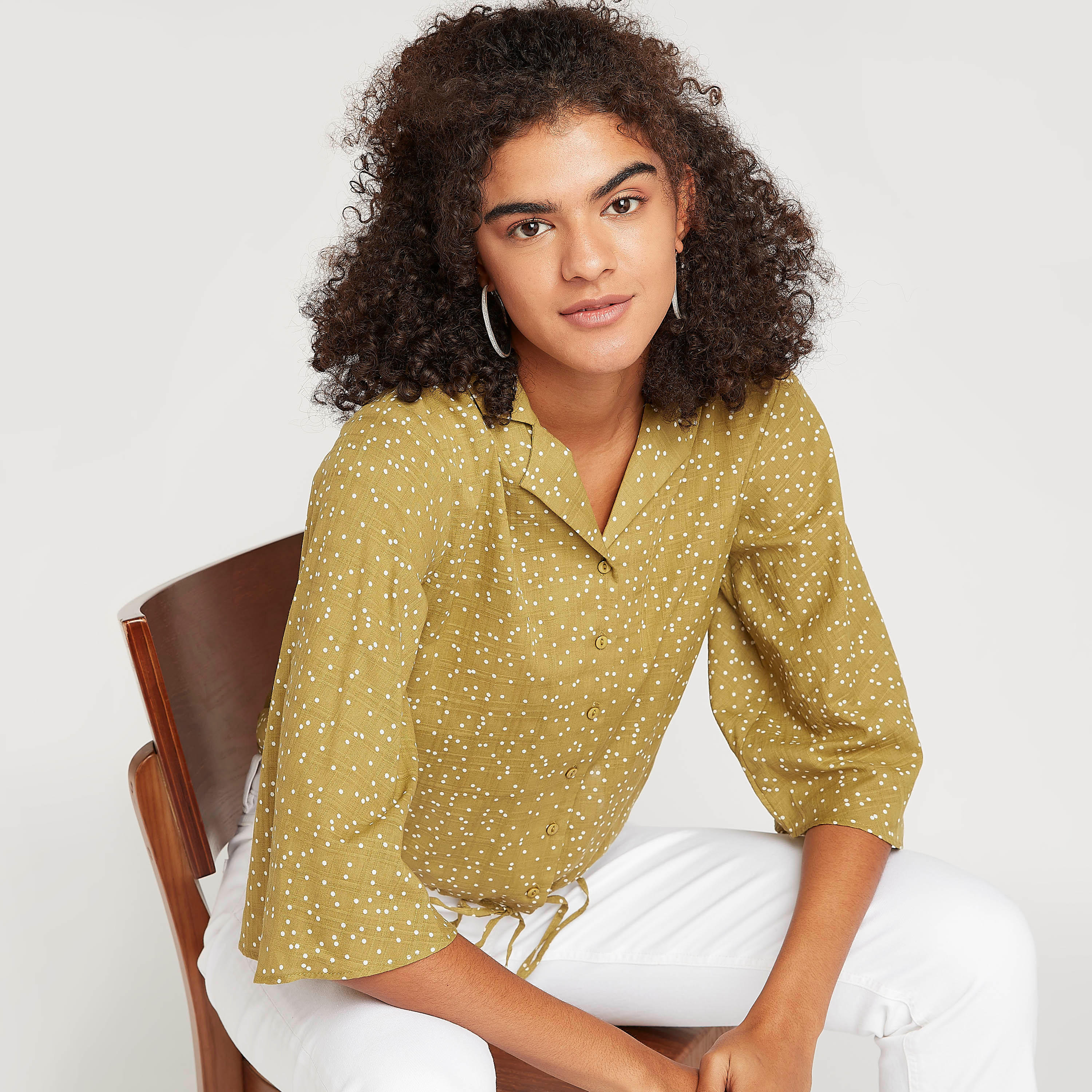 بلوزة منقّطة بياقة عادية وأكمام واسعة-women-clothing-shirtsandblouses-blouses-image-1