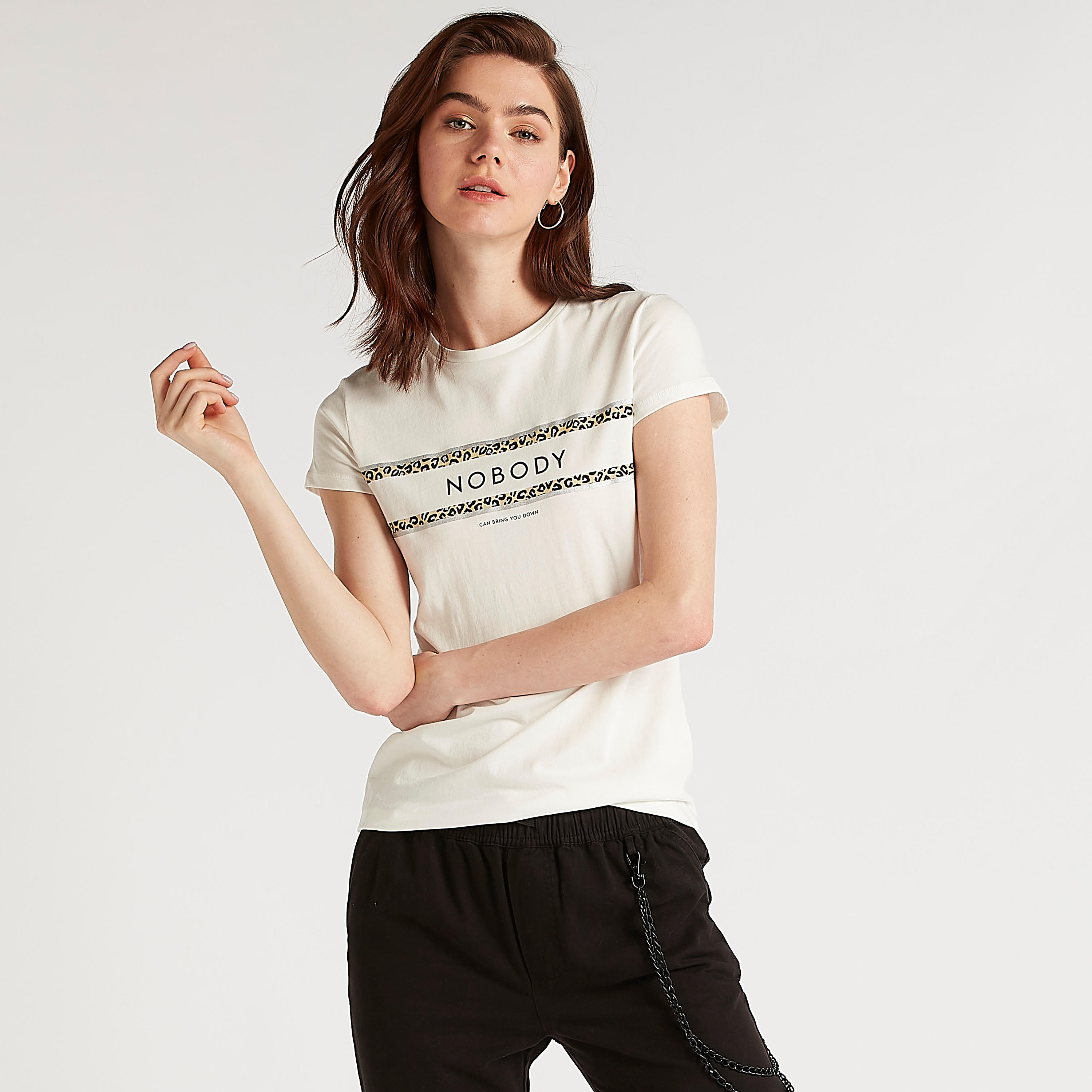 تيشيرت بياقة ضيّقة وأكمام كاب وطبعات-women-clothing-tshirts-image-1