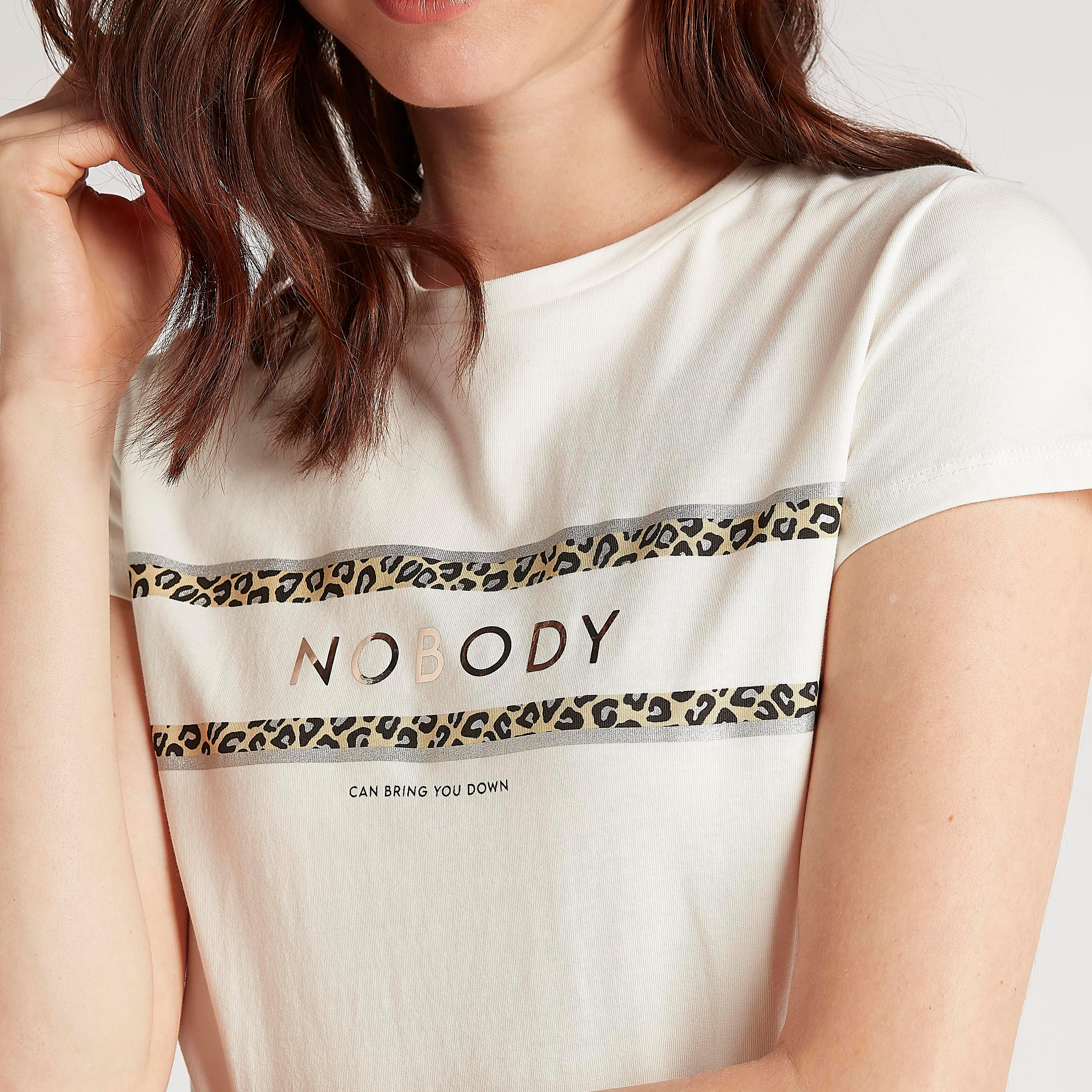 تيشيرت بياقة ضيّقة وأكمام كاب وطبعات-women-clothing-tshirts-image-3