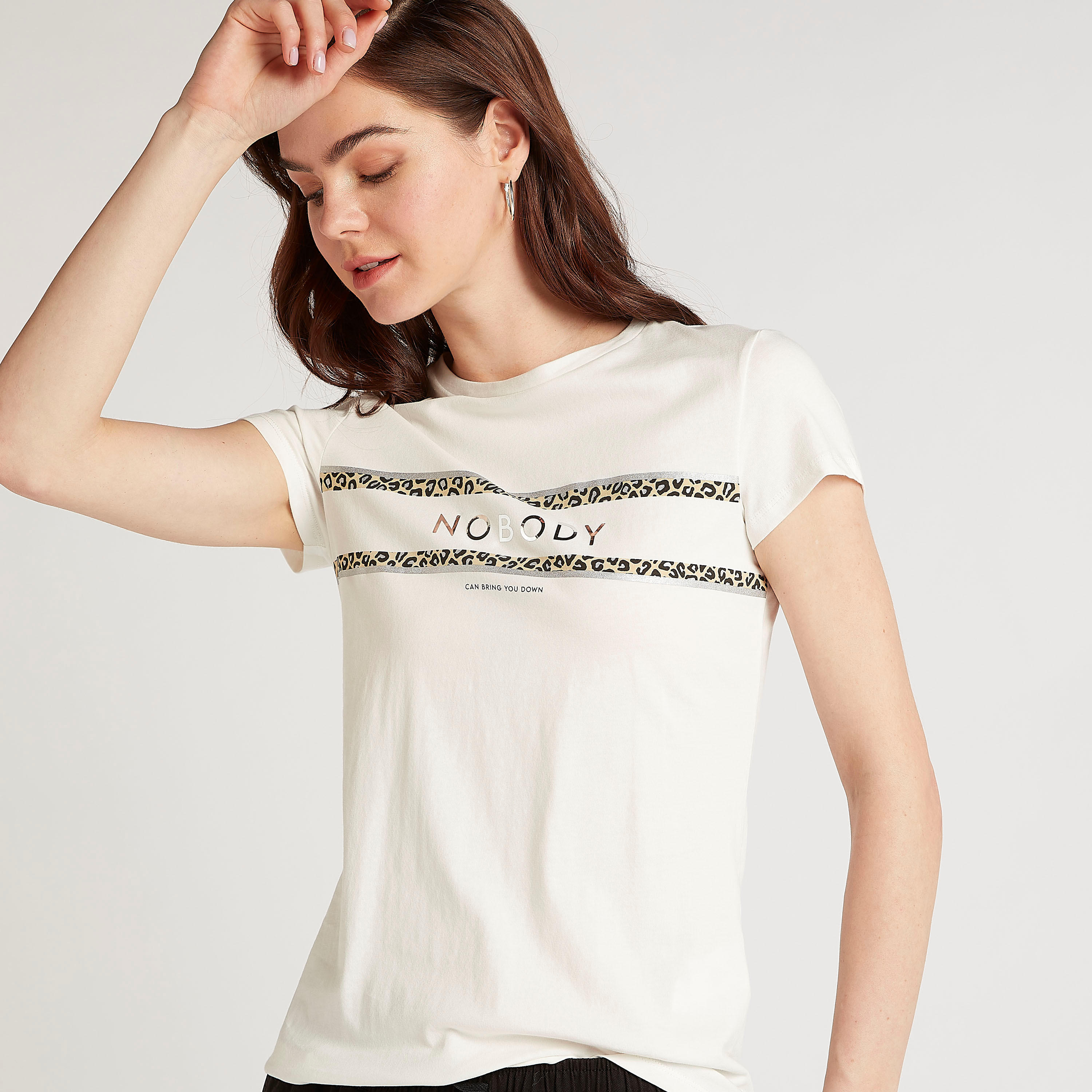 تيشيرت بياقة ضيّقة وأكمام كاب وطبعات-women-clothing-tshirts-image-5