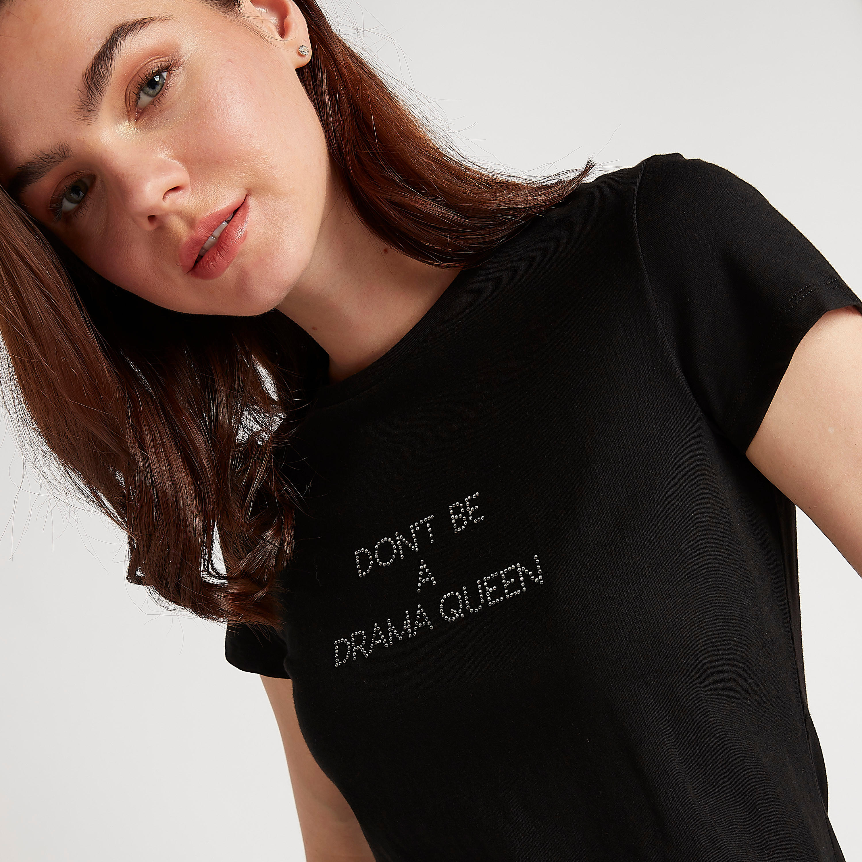 تيشيرت مزيّن بياقة ضيّقة وأكمام كاب-women-clothing-tshirts-image-5