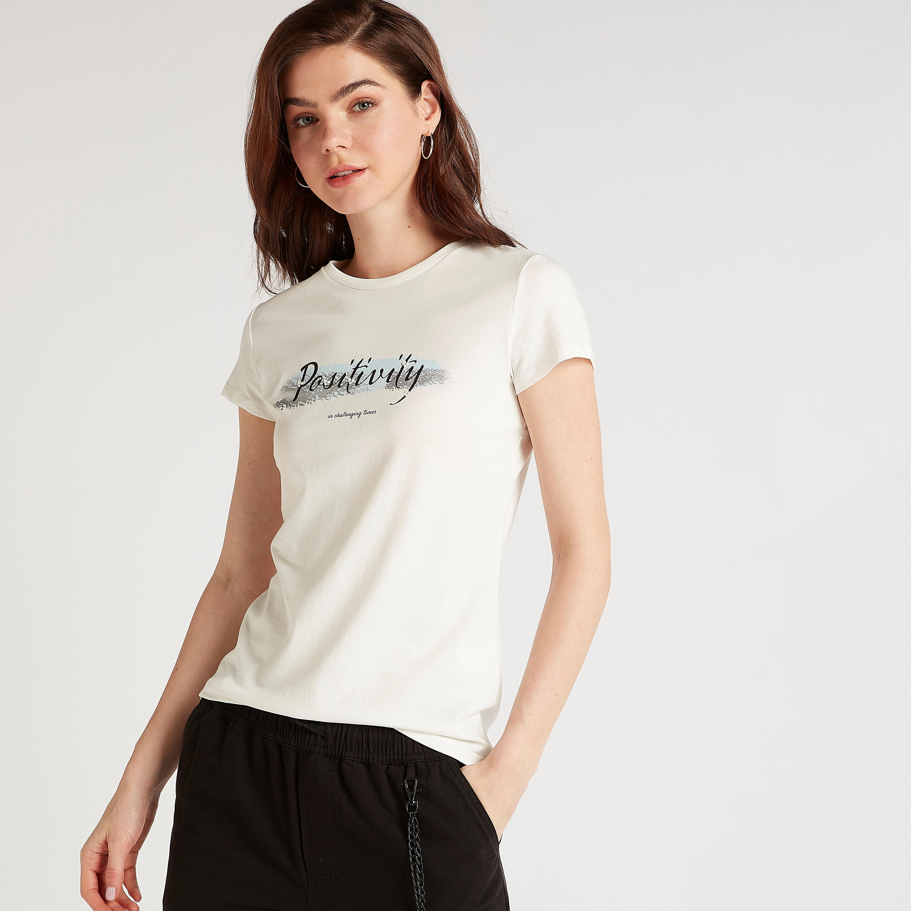 تيشيرت بياقة ضيّقة وأكمام كاب وطبعات شعار-women-clothing-tshirts-image-1