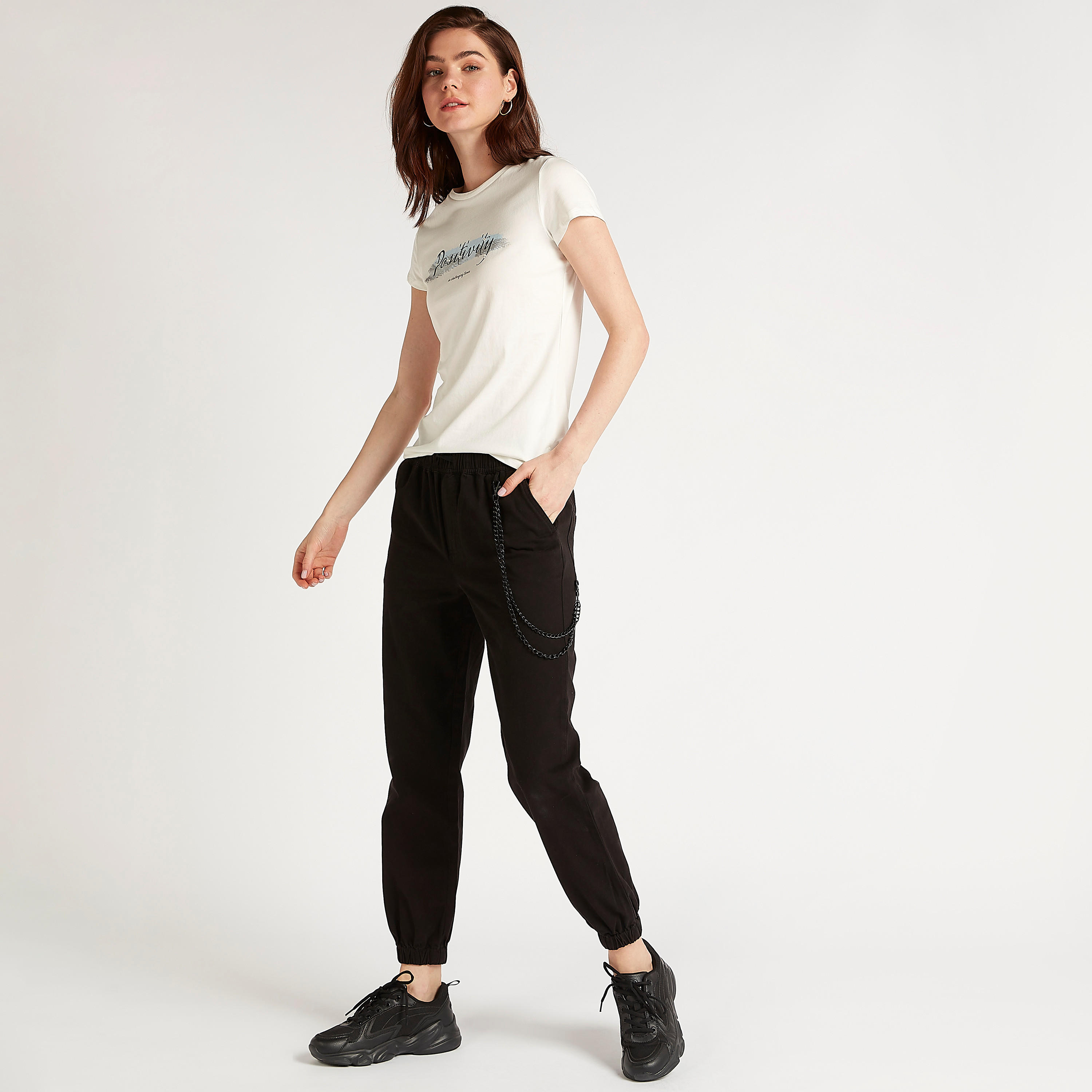 تيشيرت بياقة ضيّقة وأكمام كاب وطبعات شعار-women-clothing-tshirts-image-2