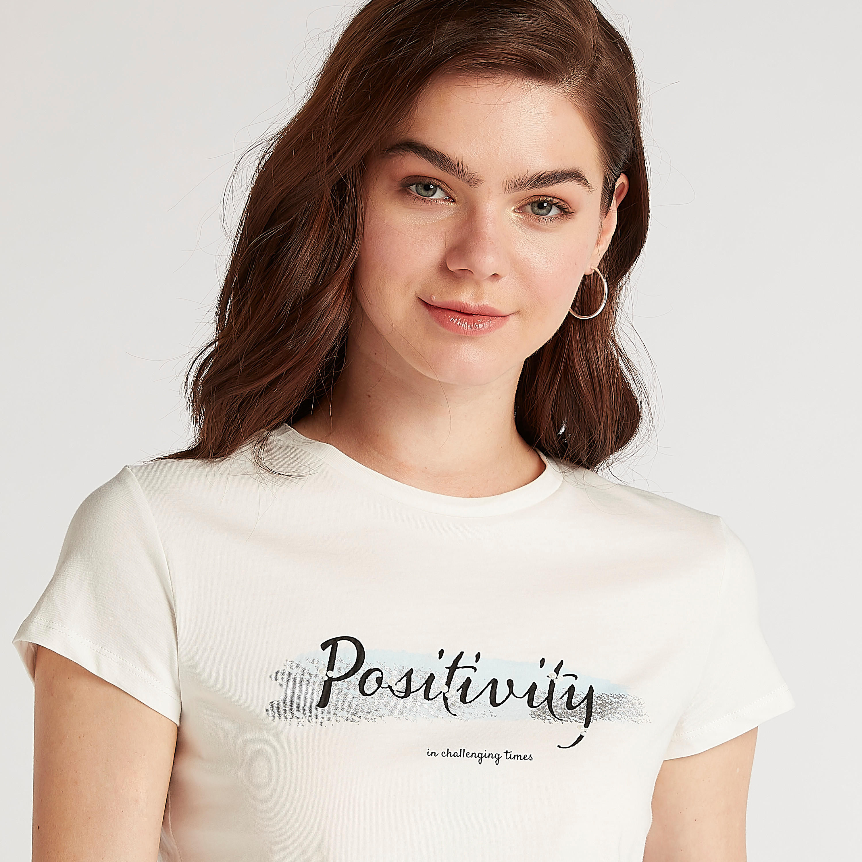 تيشيرت بياقة ضيّقة وأكمام كاب وطبعات شعار-women-clothing-tshirts-image-3