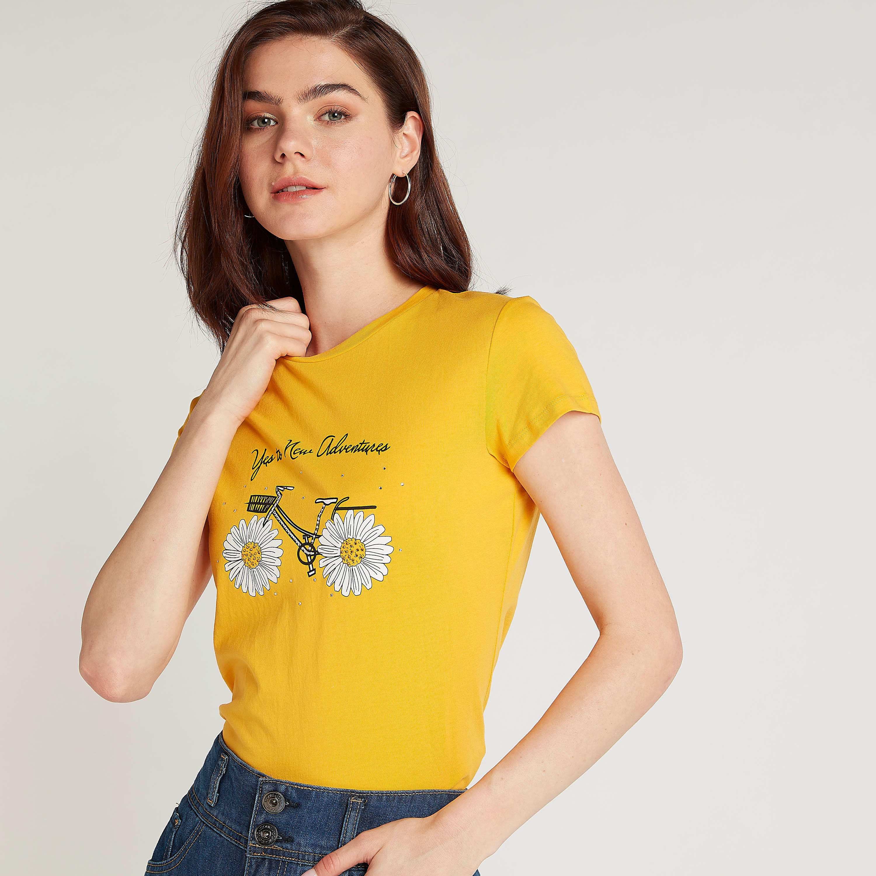 تيشيرت بياقة ضيّقة وأكمام كاب وطبعات-women-clothing-tshirts-image-1