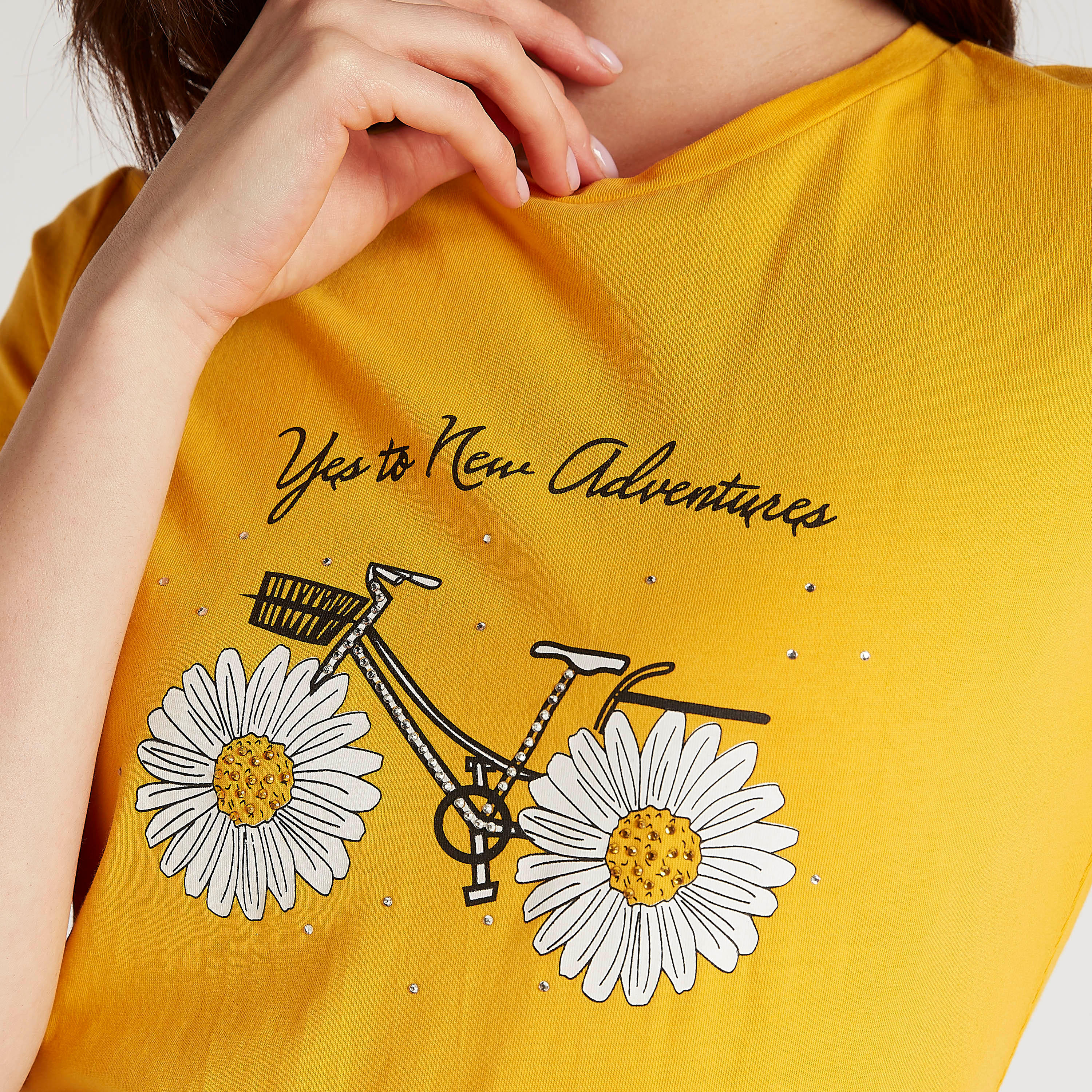 تيشيرت بياقة ضيّقة وأكمام كاب وطبعات-women-clothing-tshirts-image-3