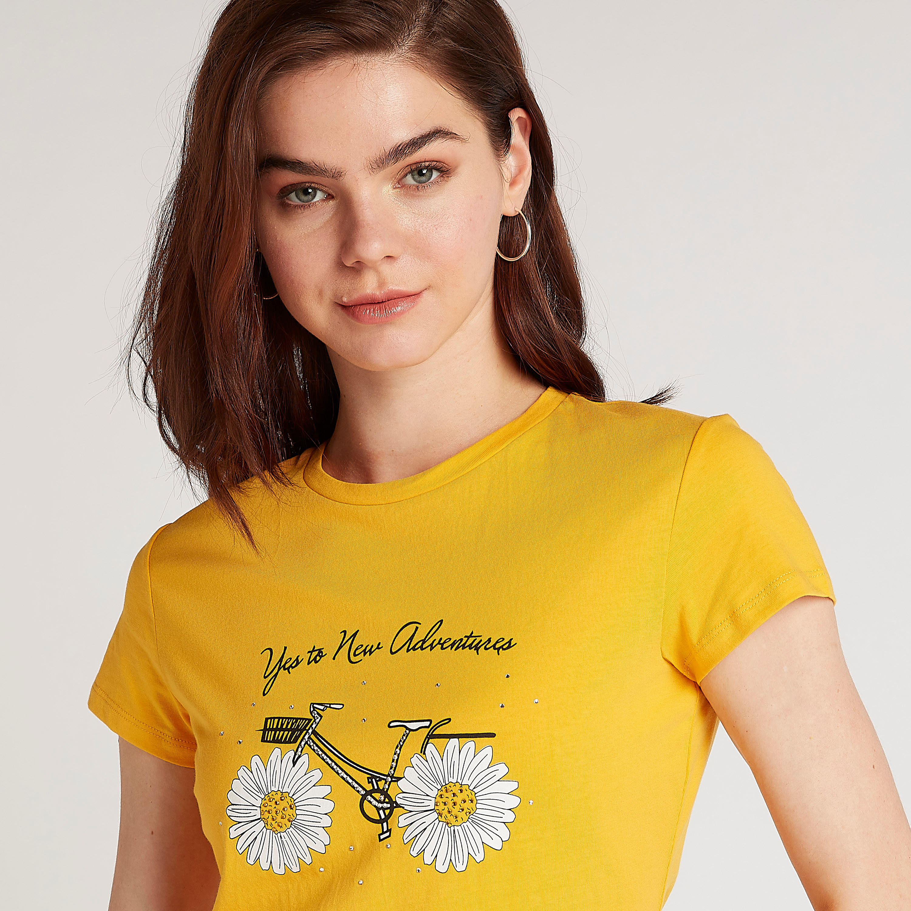 تيشيرت بياقة ضيّقة وأكمام كاب وطبعات-women-clothing-tshirts-image-5