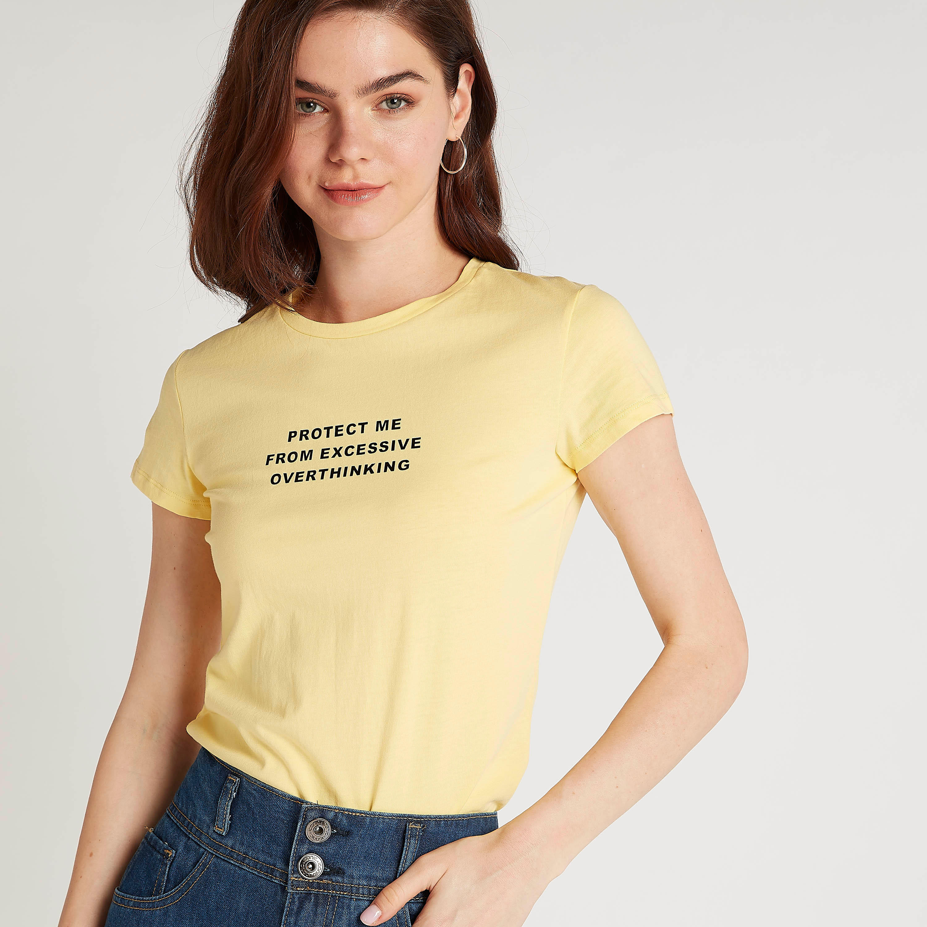 تيشيرت بياقة ضيّقة وأكمام كاب وطبعات شعار-women-clothing-tshirts-image-1