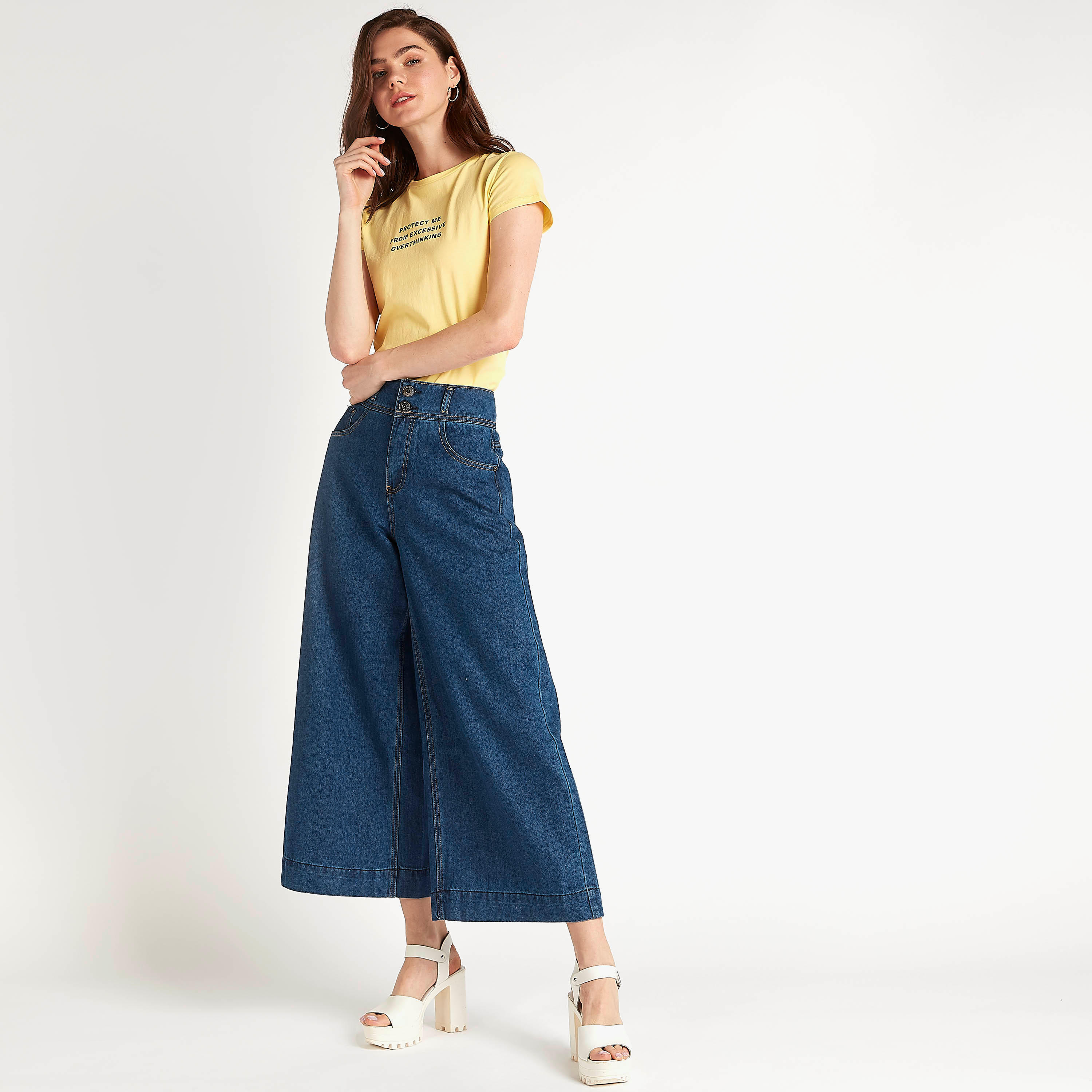 تيشيرت بياقة ضيّقة وأكمام كاب وطبعات شعار-women-clothing-tshirts-image-2