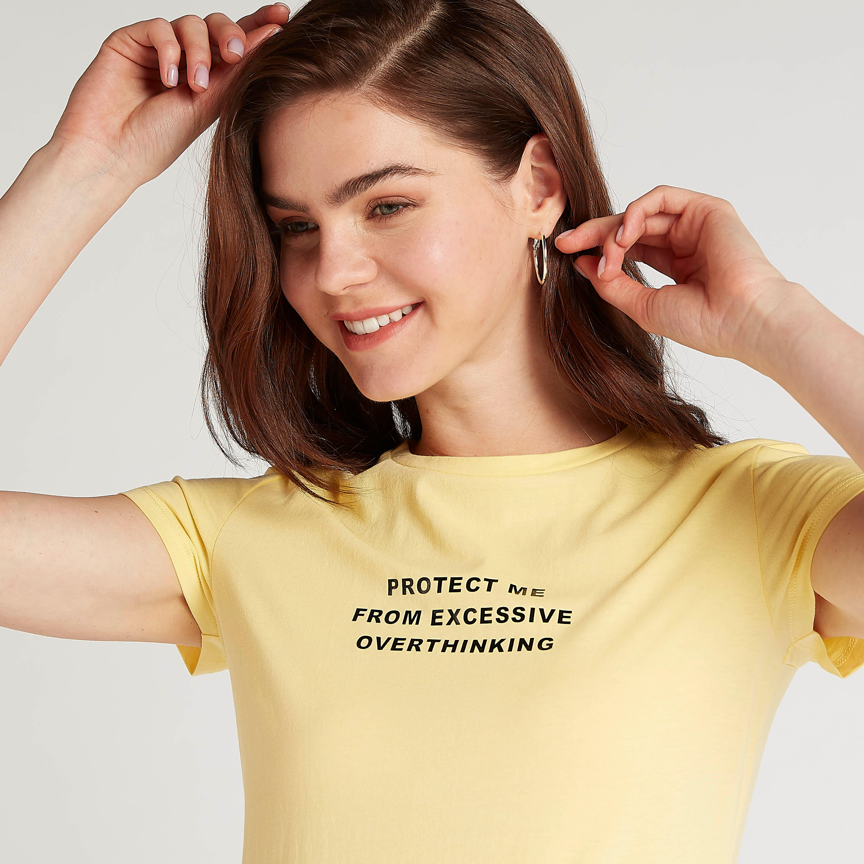 تيشيرت بياقة ضيّقة وأكمام كاب وطبعات شعار-women-clothing-tshirts-image-3