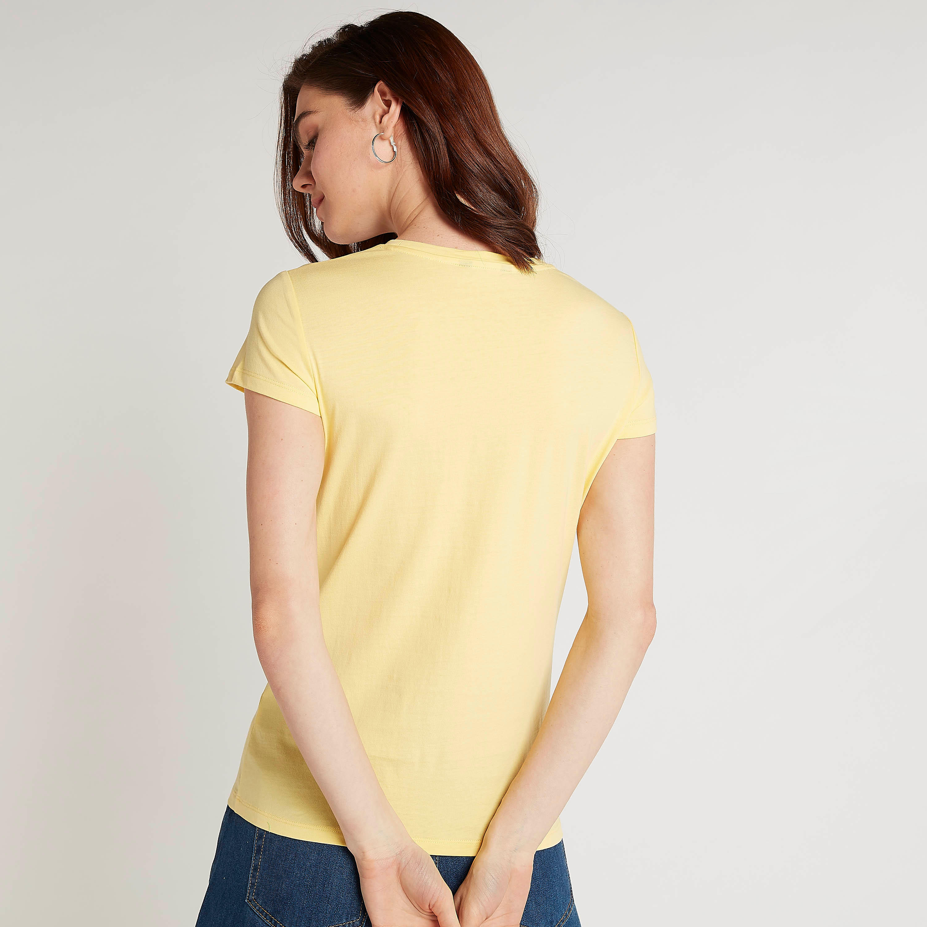 تيشيرت بياقة ضيّقة وأكمام كاب وطبعات شعار-women-clothing-tshirts-image-4