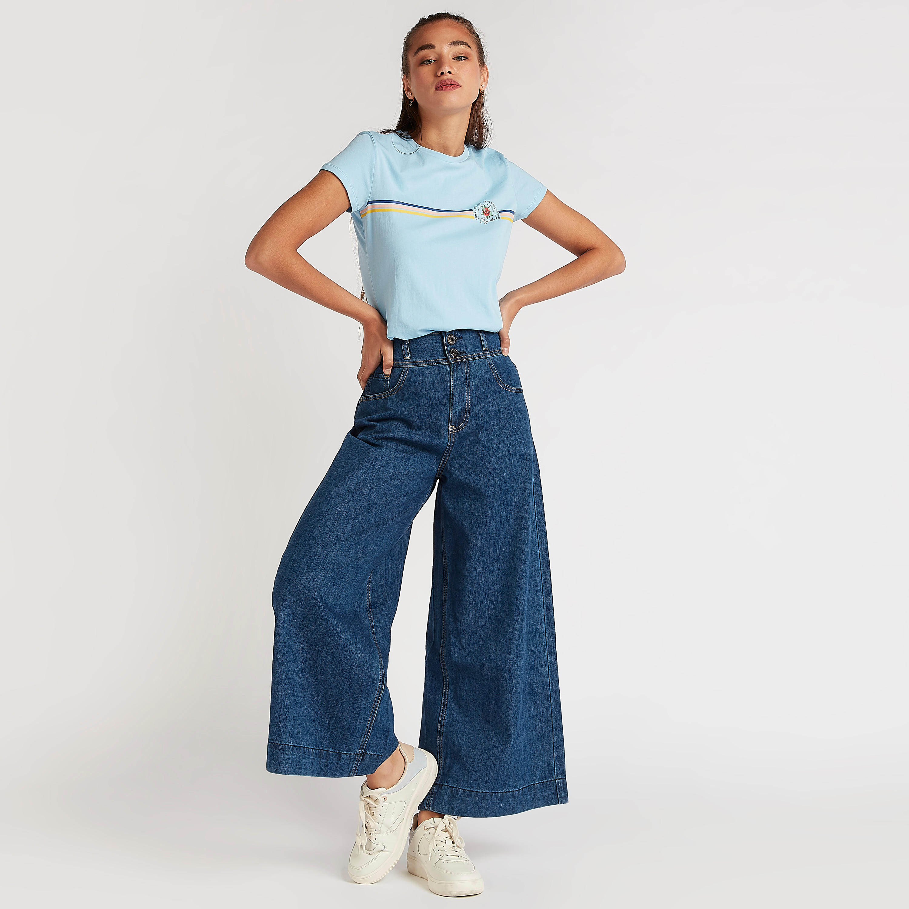 تيشيرت بياقة ضيّقة وأكمام كاب وطبعات-women-clothing-tshirts-image-2
