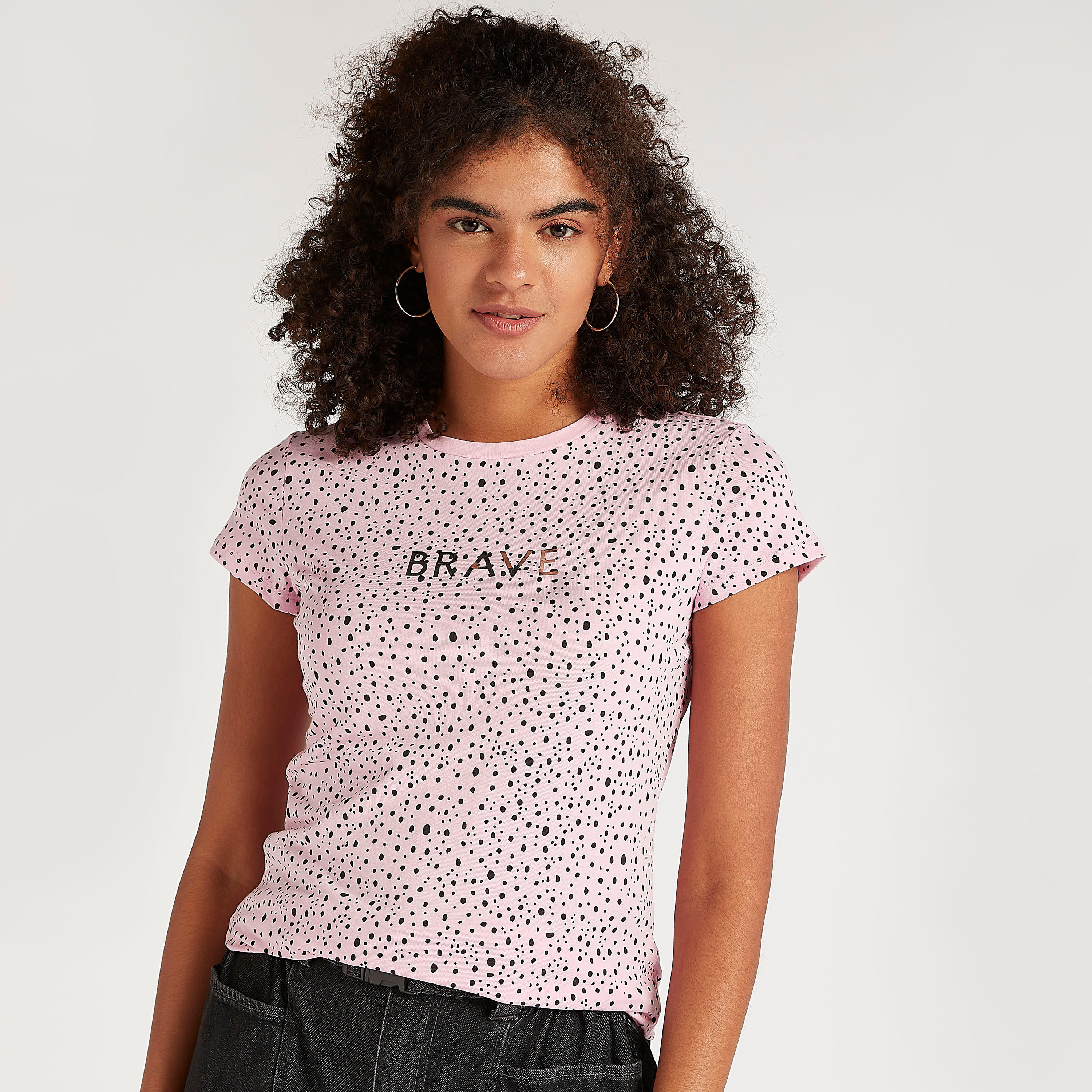 تيشيرت بياقة ضيّقة وأكمام كاب وطبعات-women-clothing-tshirts-image-5