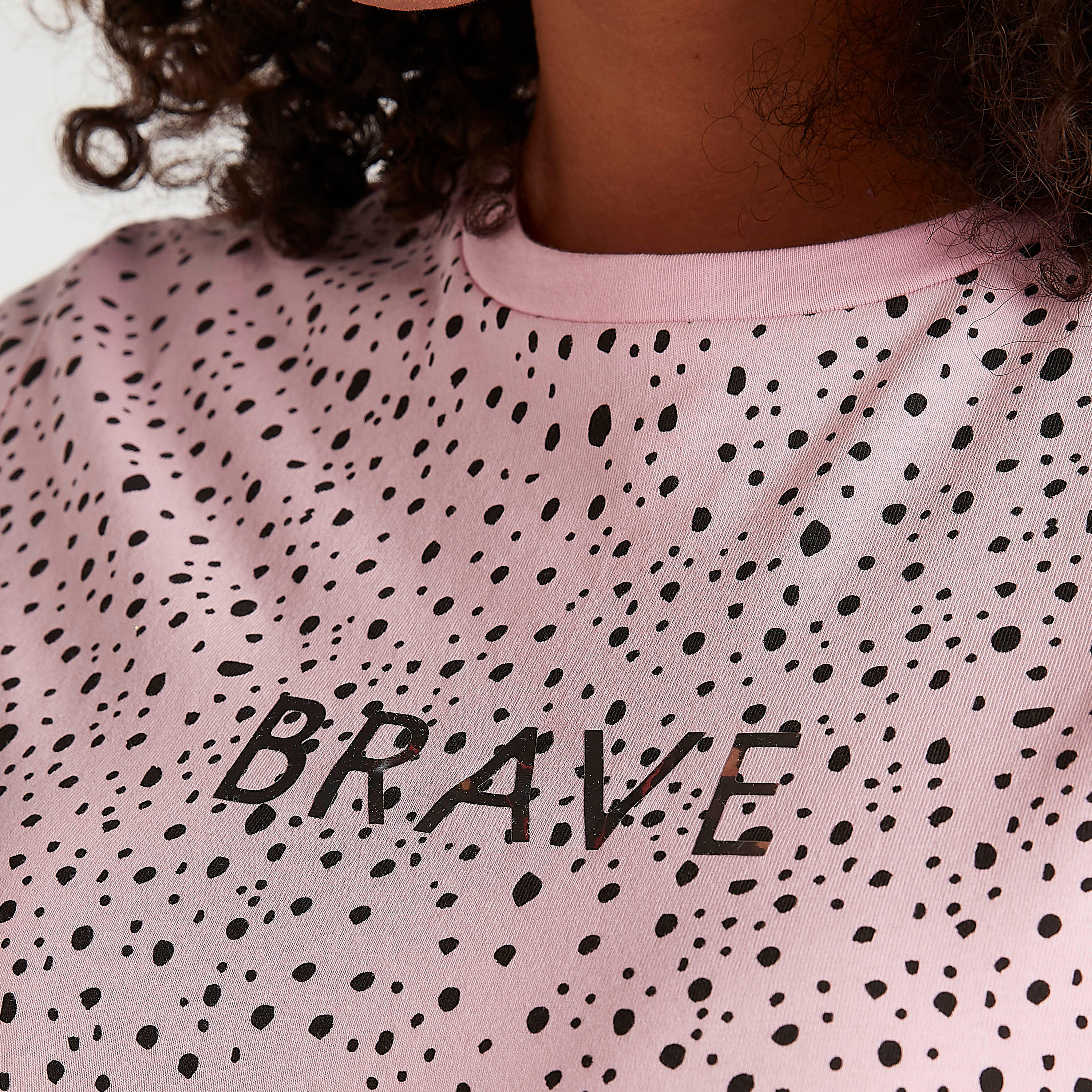 تيشيرت بياقة ضيّقة وأكمام كاب وطبعات-women-clothing-tshirts-image-3