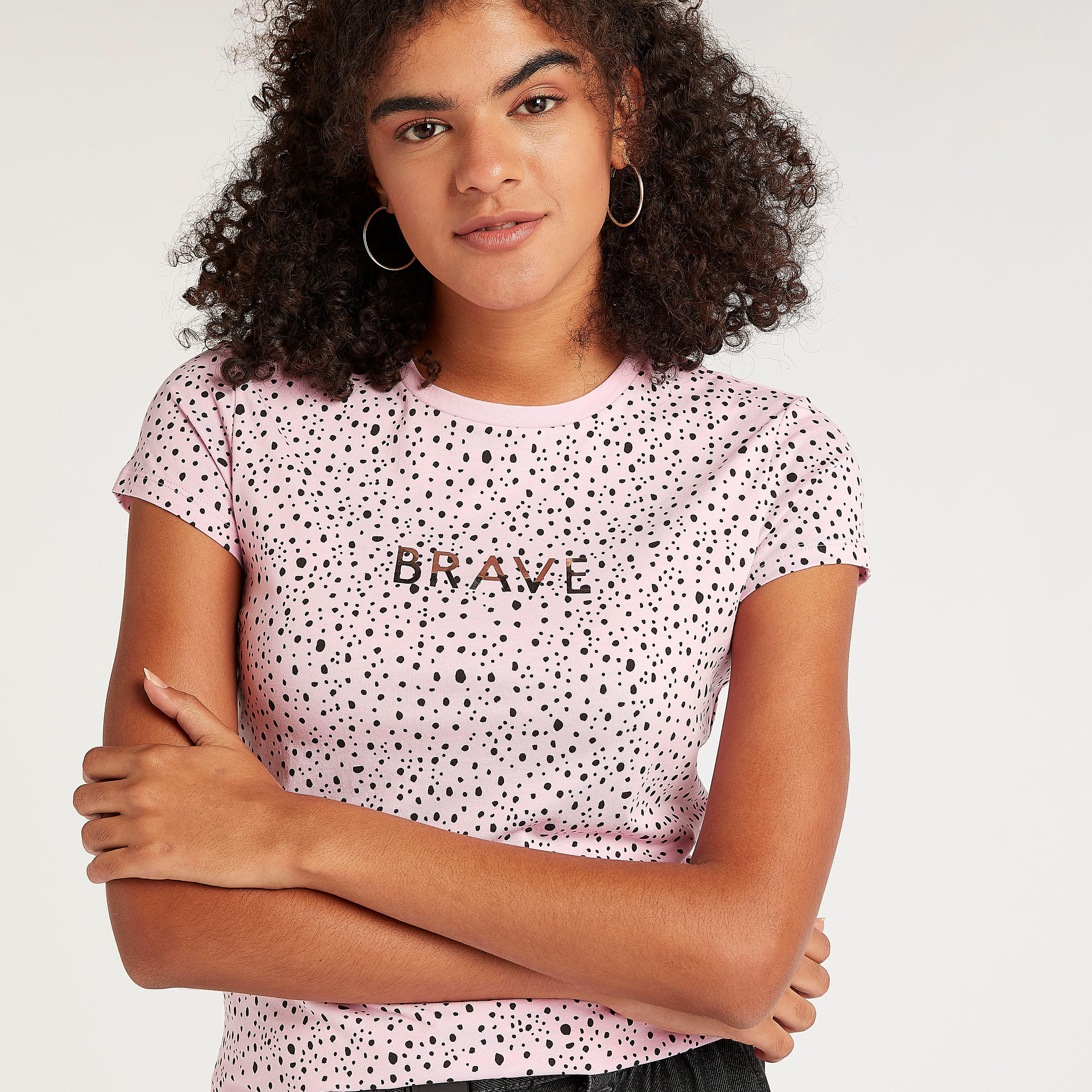 تيشيرت بياقة ضيّقة وأكمام كاب وطبعات-women-clothing-tshirts-image-1