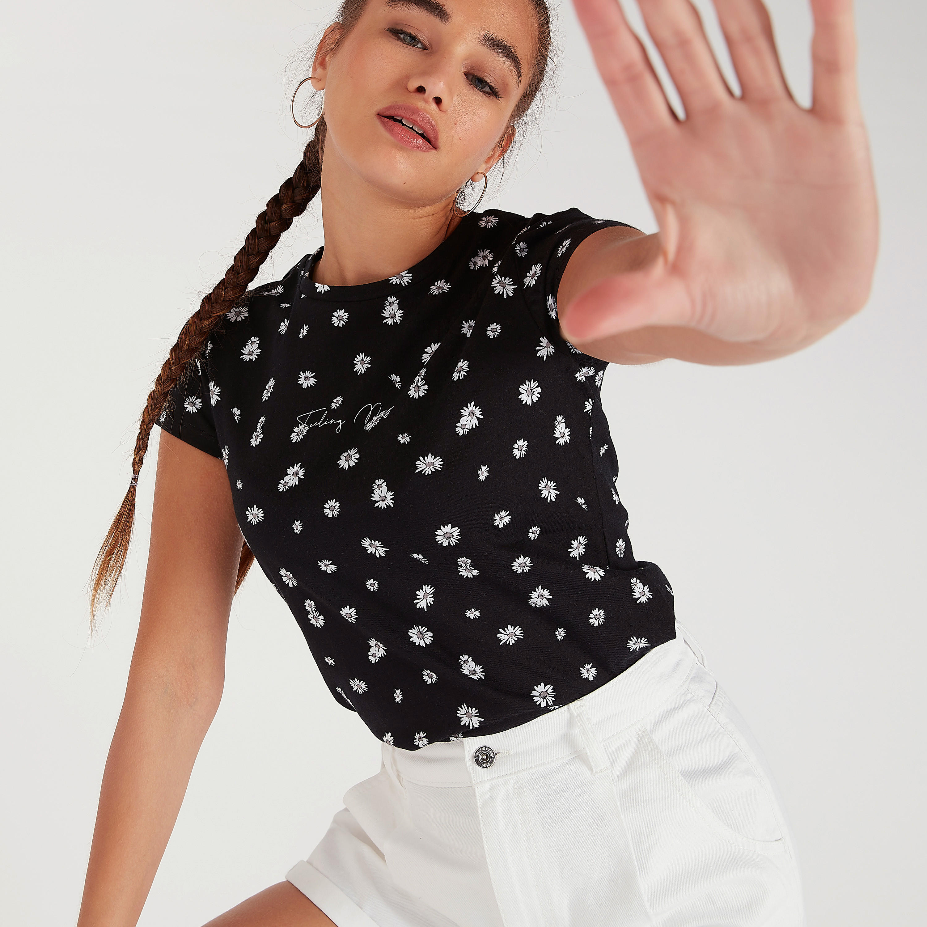تيشيرت بياقة ضيّقة وأكمام كاب وطبعات أزهار-women-clothing-tshirts-image-1