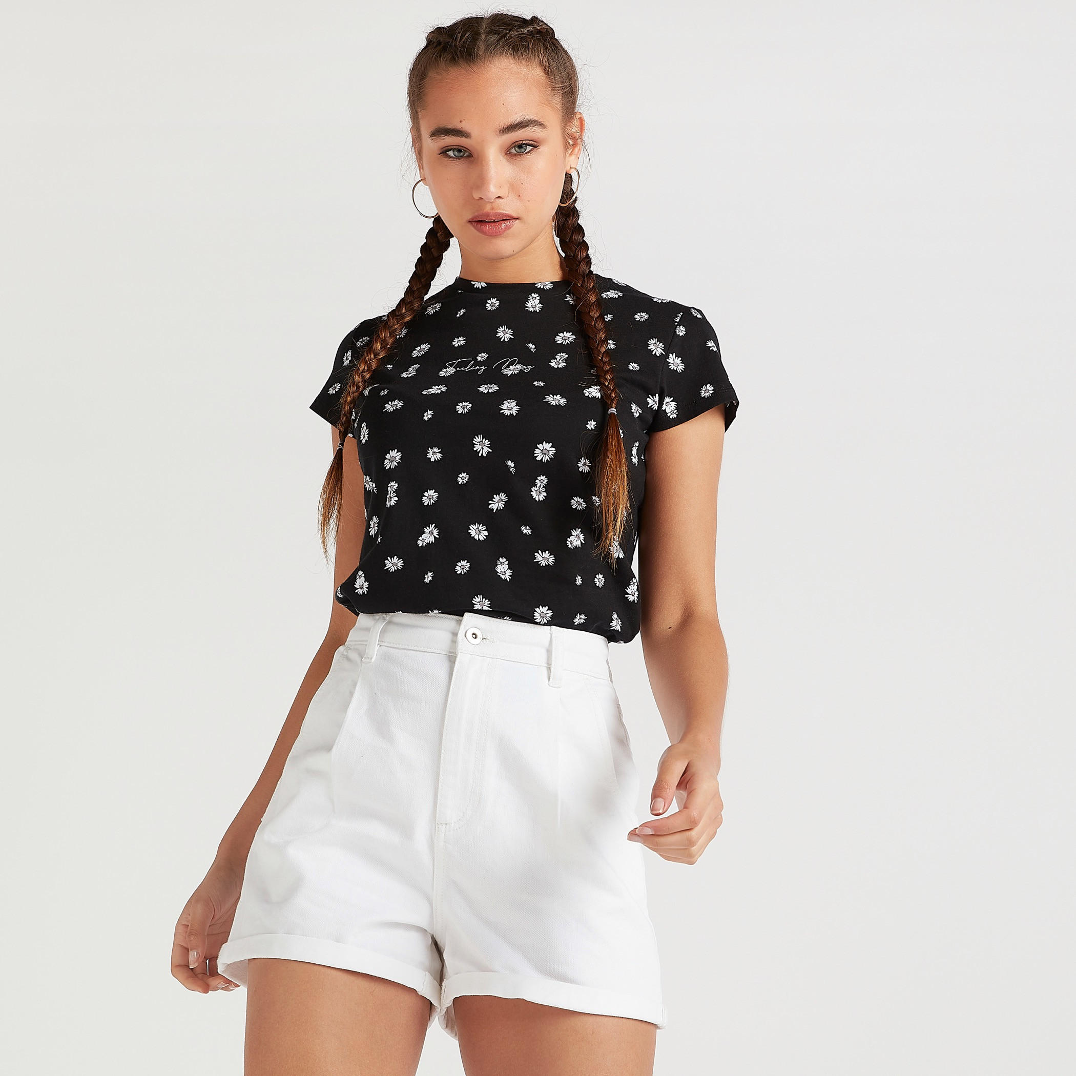 تيشيرت بياقة ضيّقة وأكمام كاب وطبعات أزهار-women-clothing-tshirts-image-4