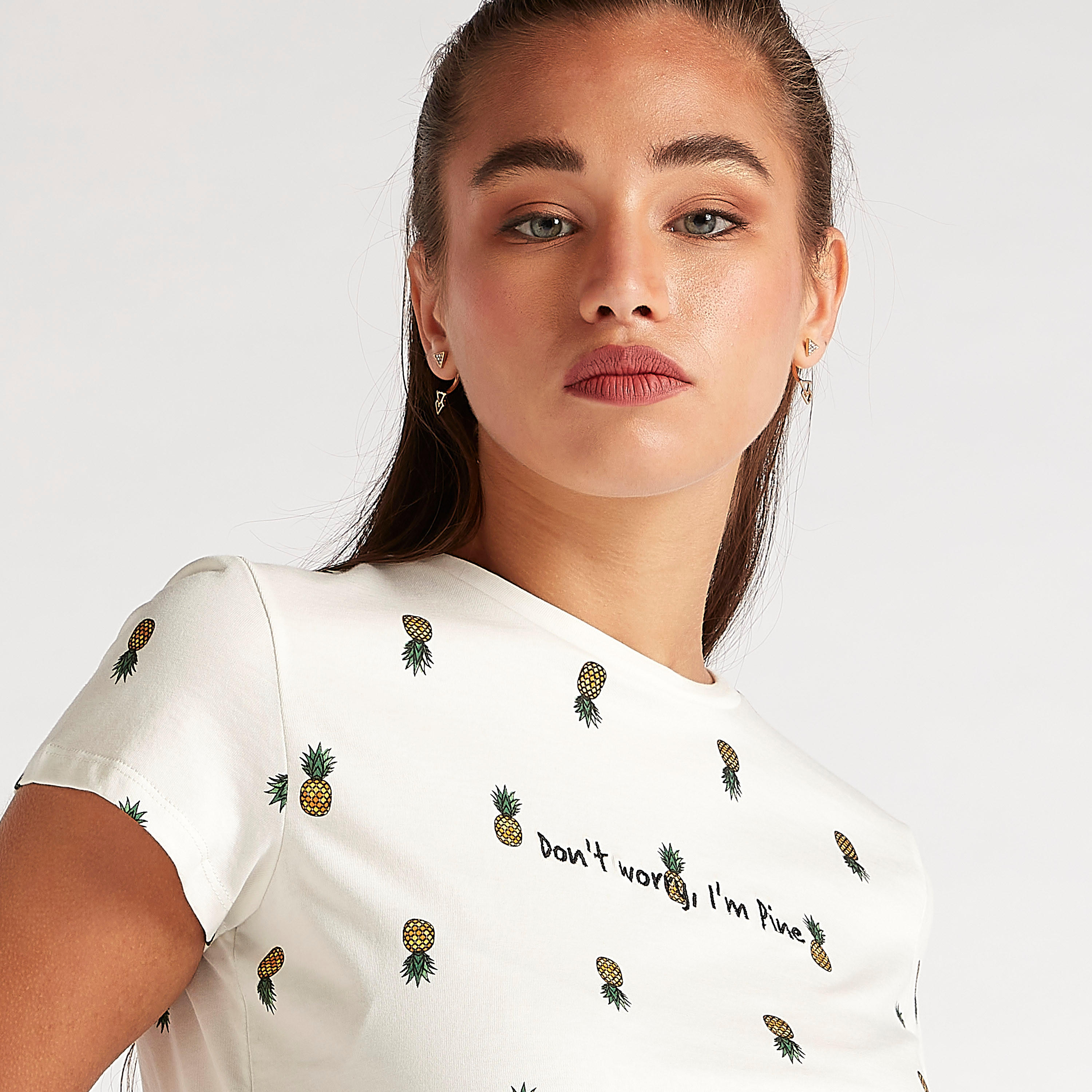 تيشيرت بياقة ضيّقة وأكمام كاب وطبعات-women-clothing-tshirts-image-3