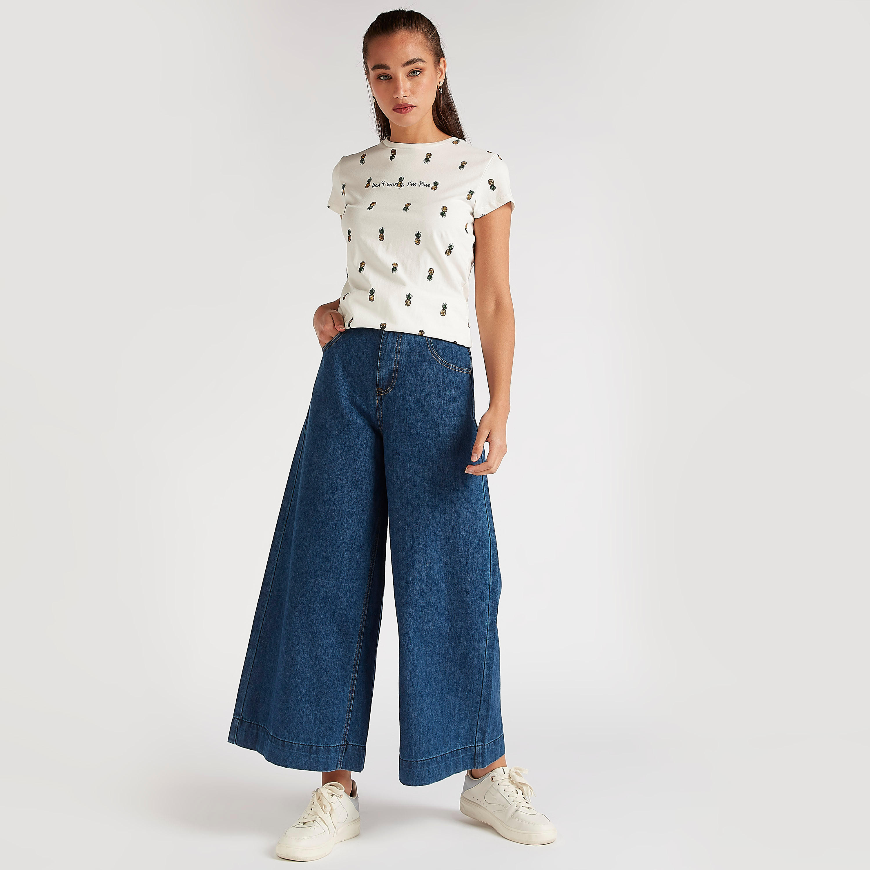 تيشيرت بياقة ضيّقة وأكمام كاب وطبعات-women-clothing-tshirts-image-5
