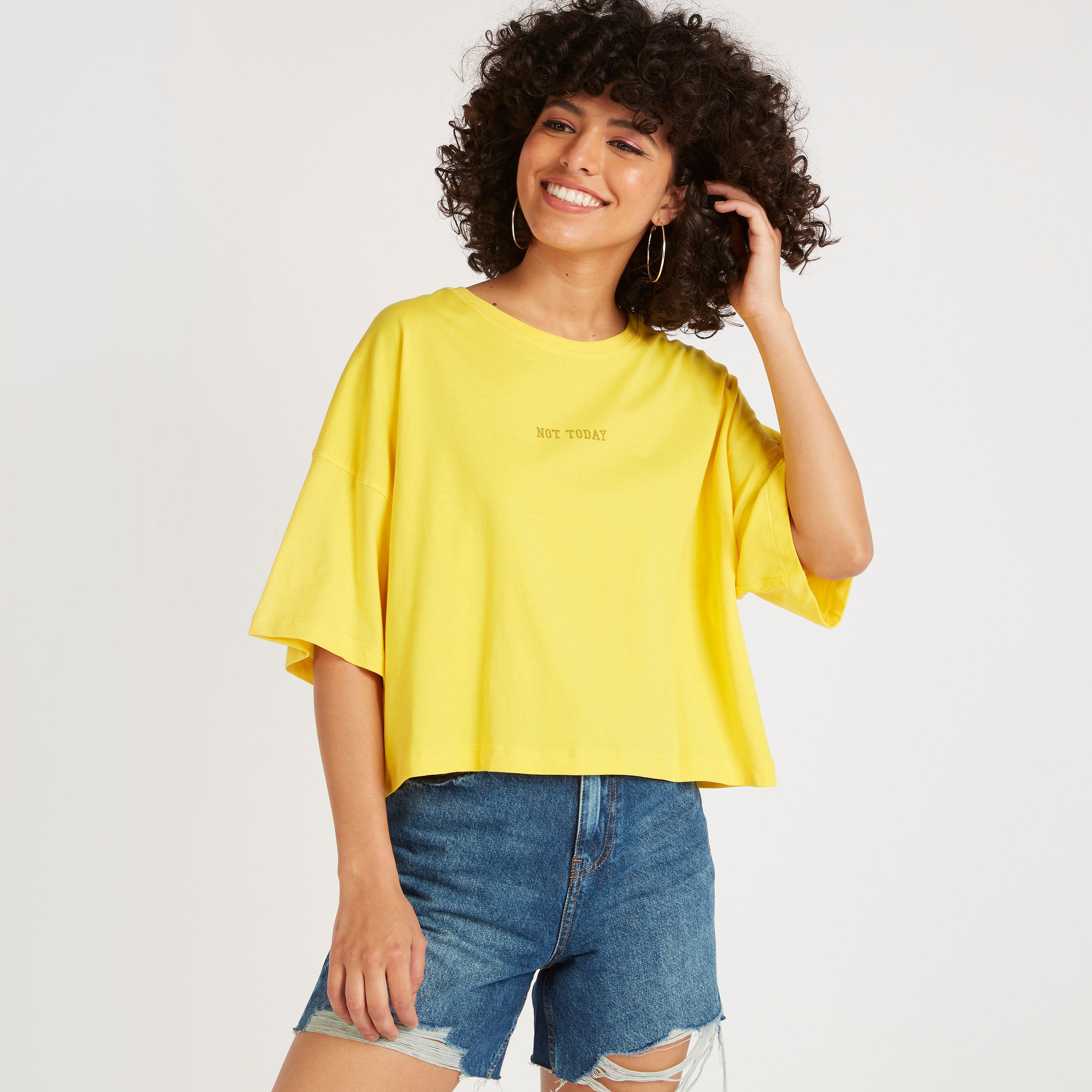 تيشيرت قصير بياقة ضيّقة وأكمام قصيرة وطبعات-women-clothing-tshirts-image-1