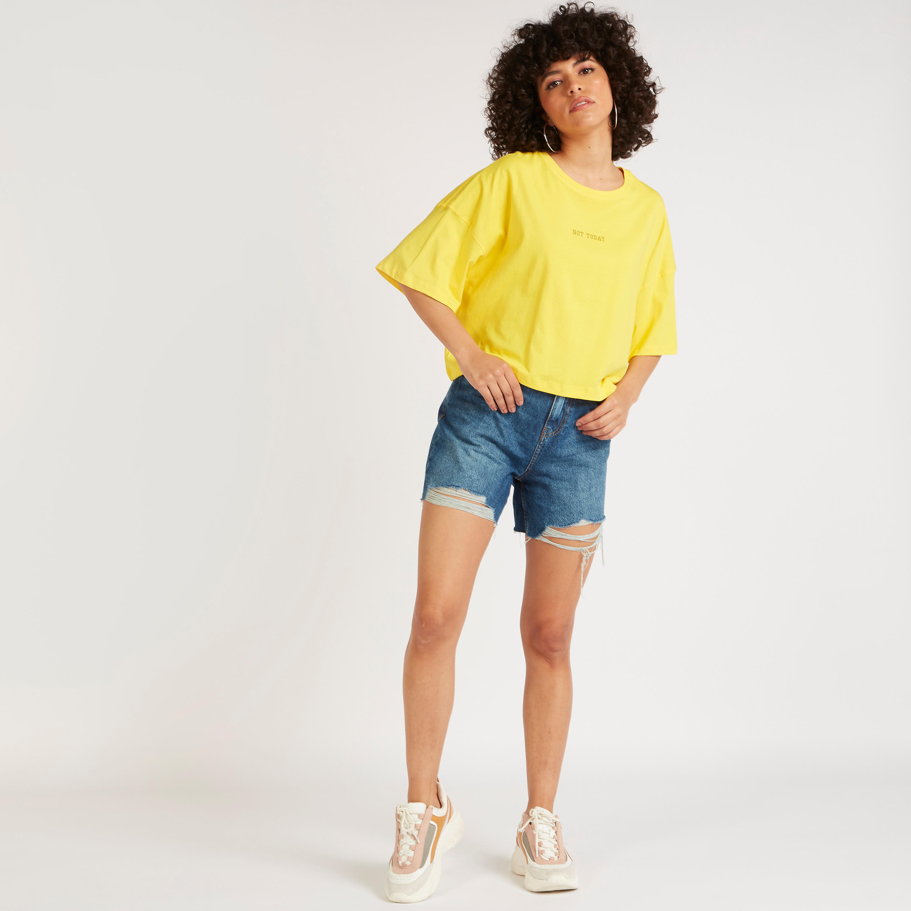 تيشيرت قصير بياقة ضيّقة وأكمام قصيرة وطبعات-women-clothing-tshirts-image-2