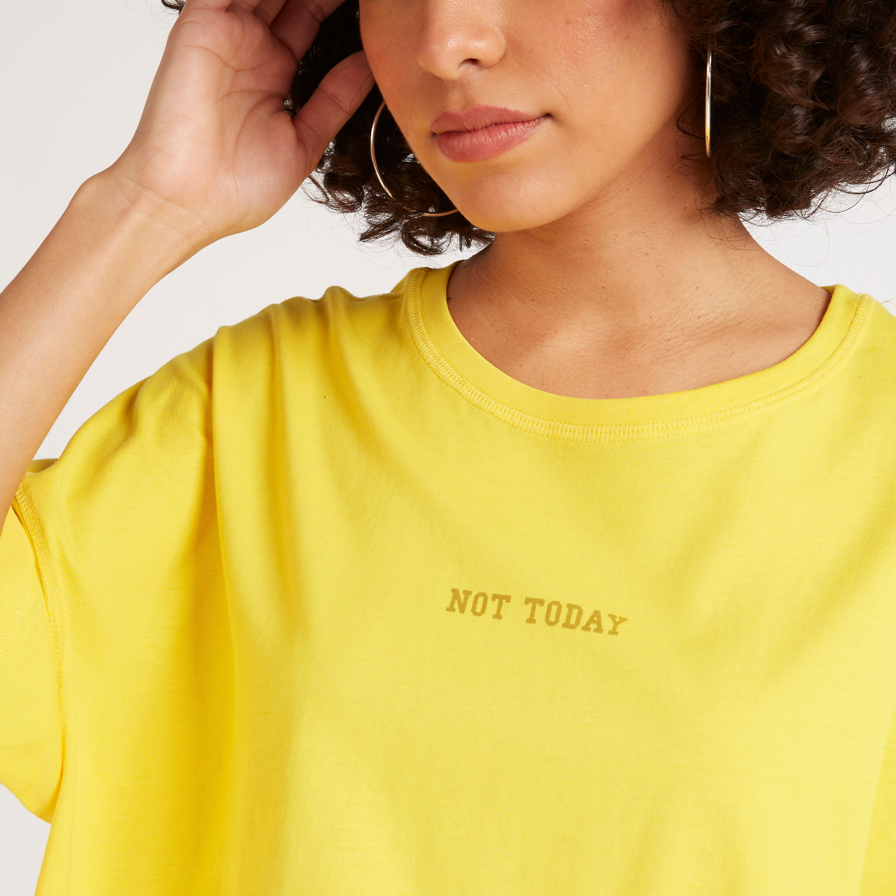 تيشيرت قصير بياقة ضيّقة وأكمام قصيرة وطبعات-women-clothing-tshirts-image-3