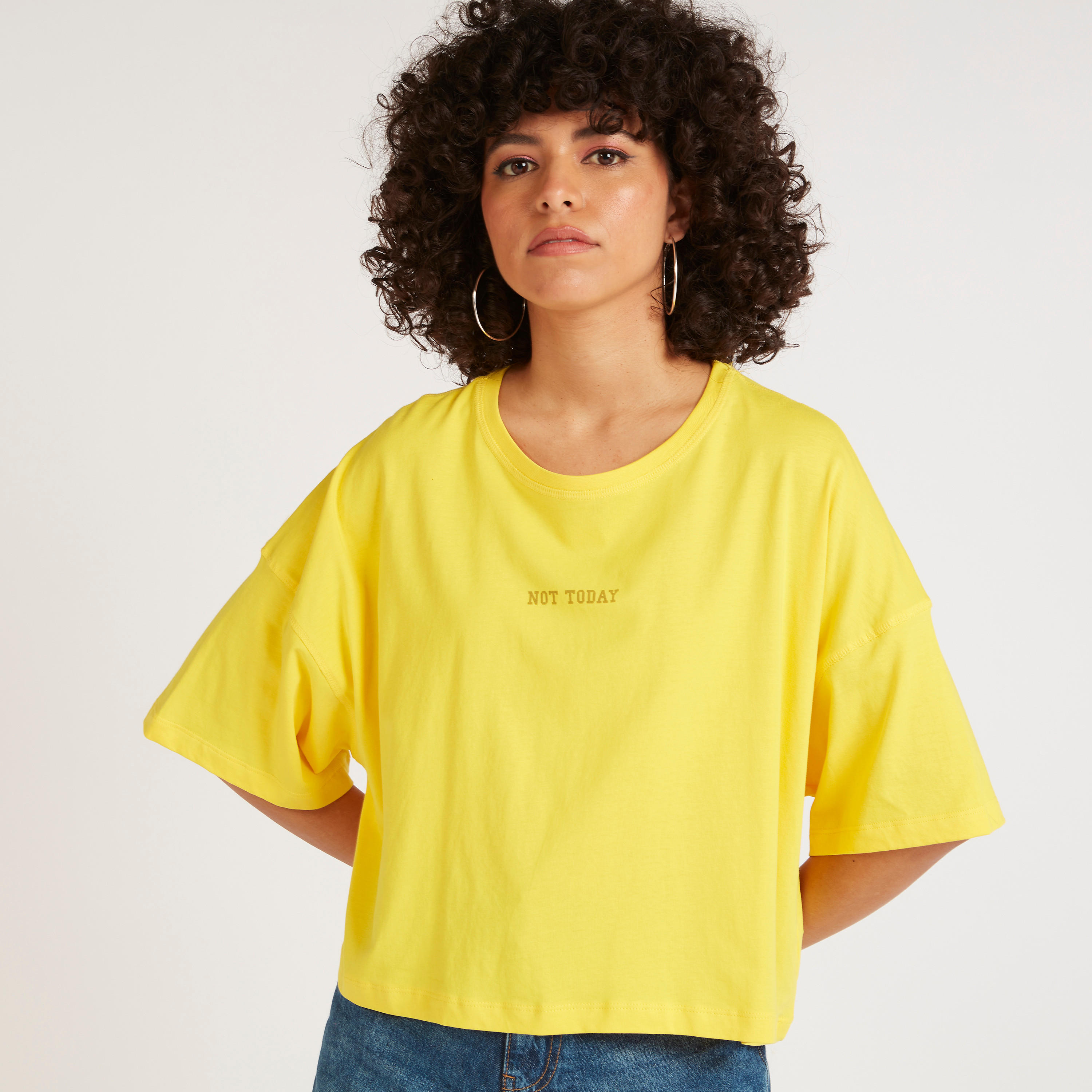 تيشيرت قصير بياقة ضيّقة وأكمام قصيرة وطبعات-women-clothing-tshirts-image-4