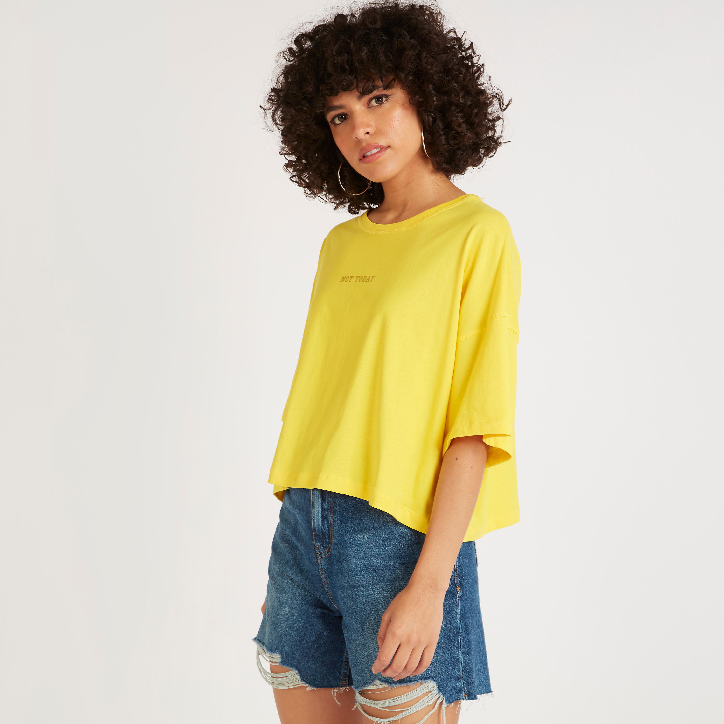 تيشيرت قصير بياقة ضيّقة وأكمام قصيرة وطبعات-women-clothing-tshirts-image-5