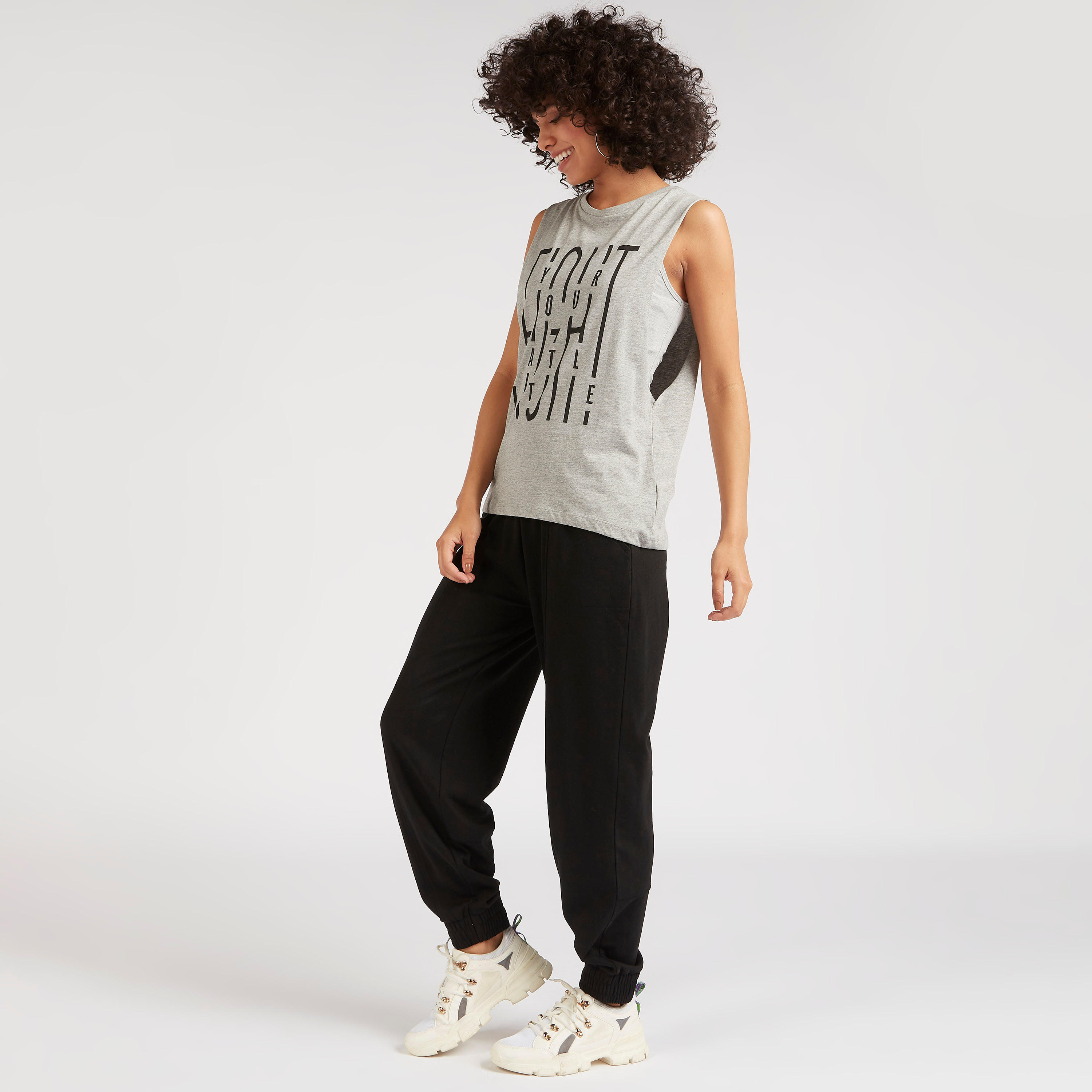 فيست بياقة ضيّقة وطبعات تايبوجرافيك-women-clothing-tshirts-image-4