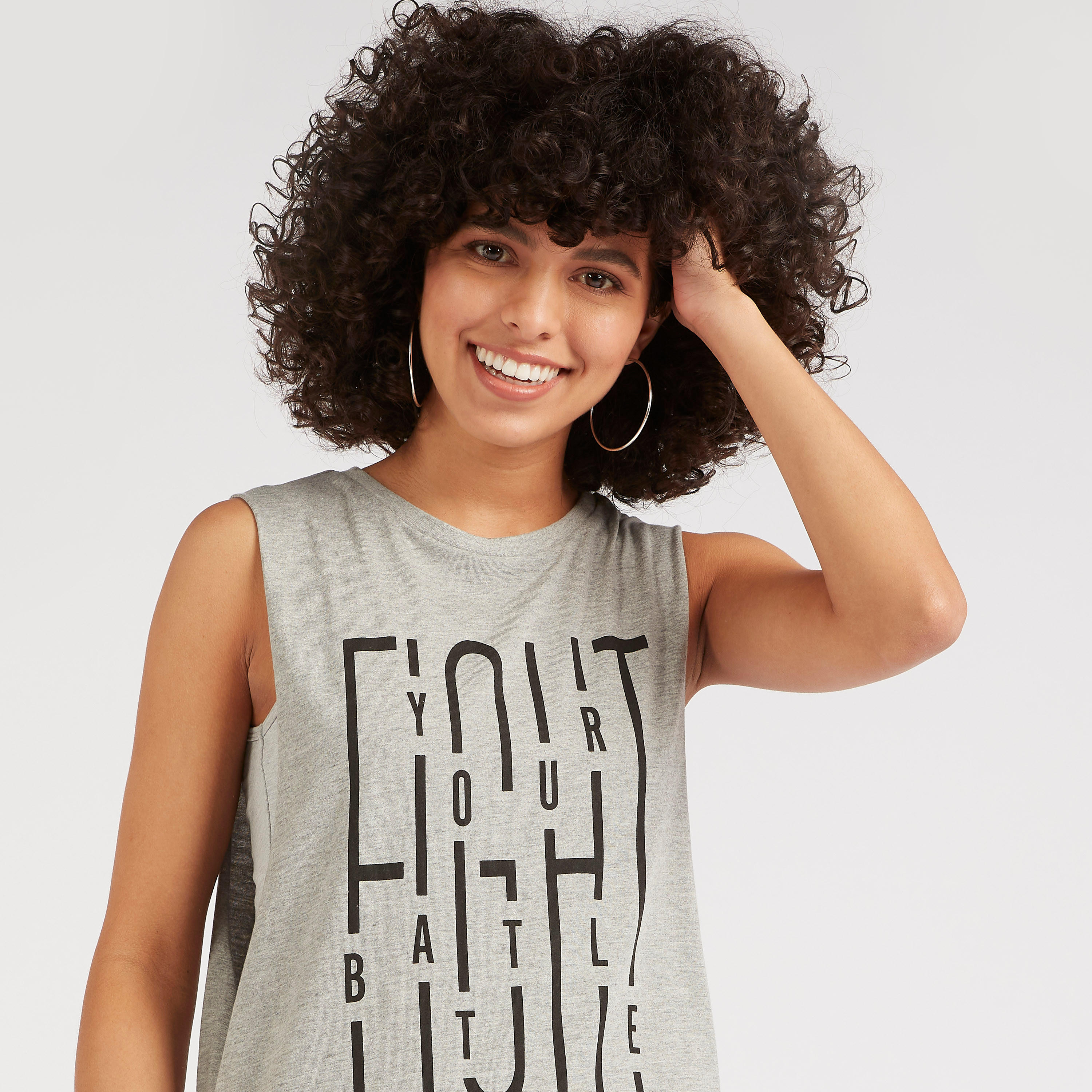 فيست بياقة ضيّقة وطبعات تايبوجرافيك-women-clothing-tshirts-image-3