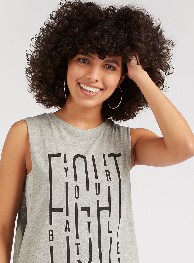 فيست بياقة ضيّقة وطبعات تايبوجرافيك-women-clothing-tshirts-image-3
