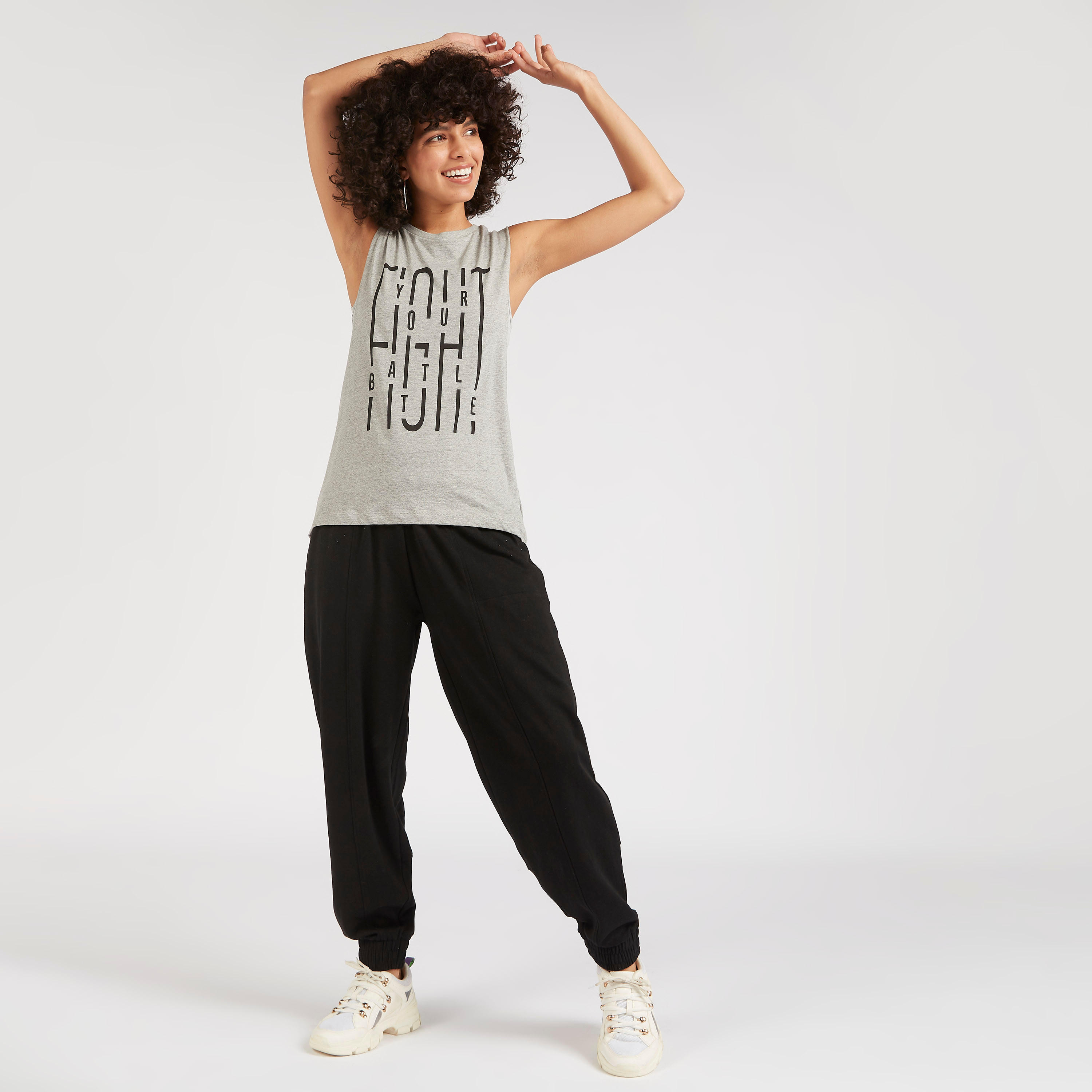فيست بياقة ضيّقة وطبعات تايبوجرافيك-women-clothing-tshirts-image-1