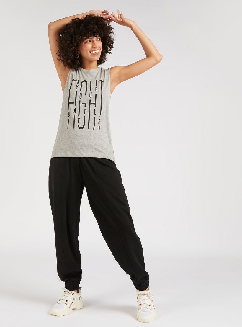 فيست بياقة ضيّقة وطبعات تايبوجرافيك-women-clothing-tshirts-image-1