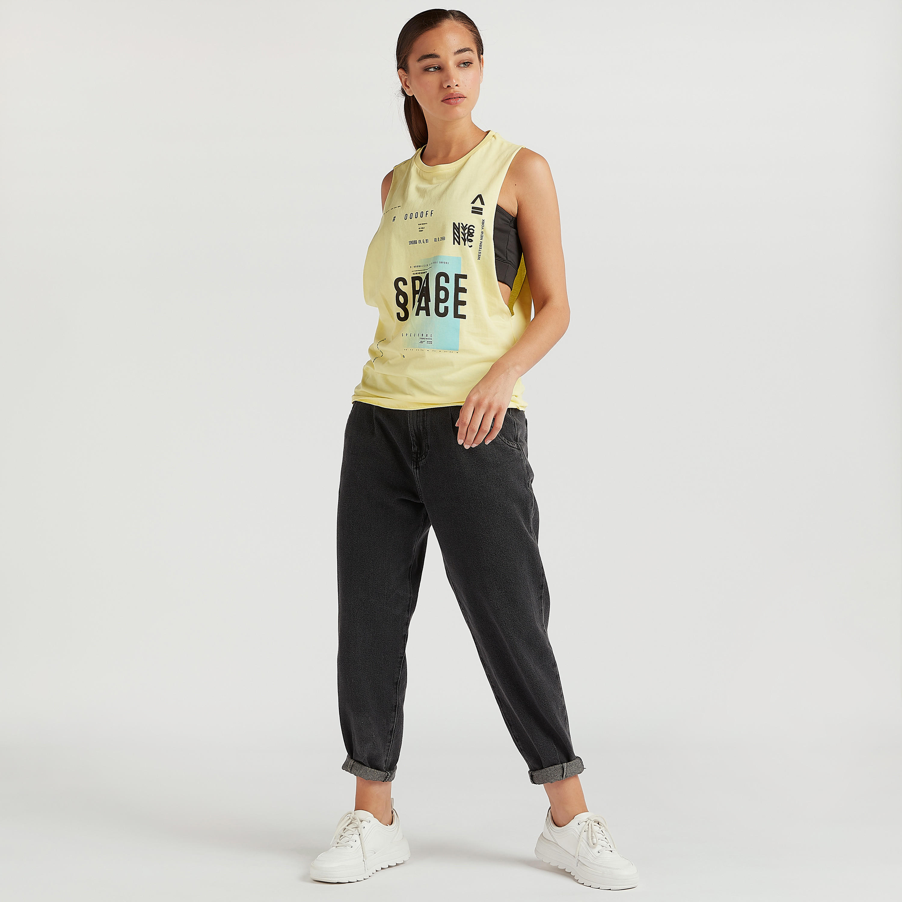 فيست بياقة ضيّقة وطبعات تايبوجرافيك-women-clothing-tshirts-image-2