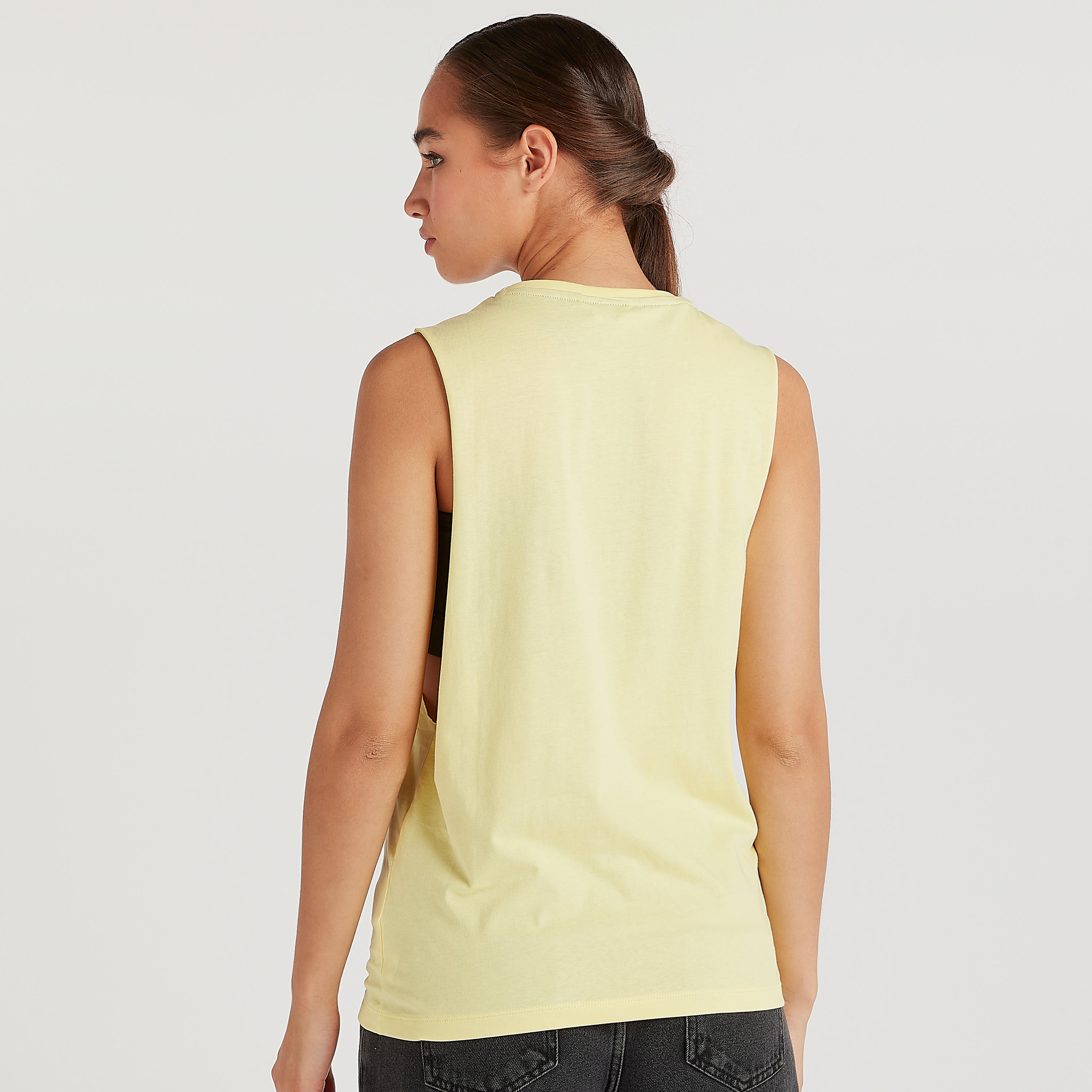 فيست بياقة ضيّقة وطبعات تايبوجرافيك-women-clothing-tshirts-image-4