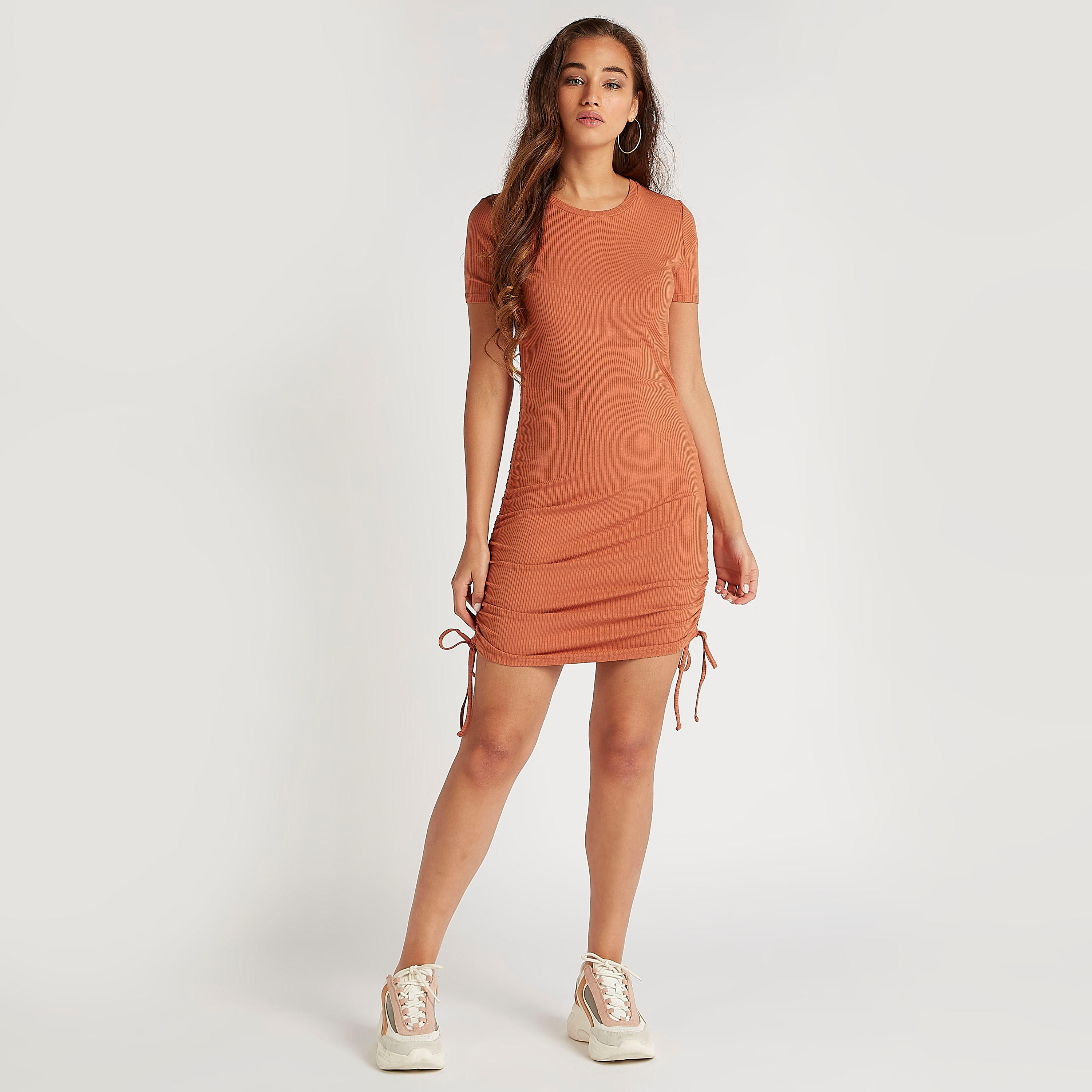 فستان قصير بارز الملمس بقصة ضيّقة وأكمام قصيرة وبكسرات جانبية-women-clothing-dresses-image-6