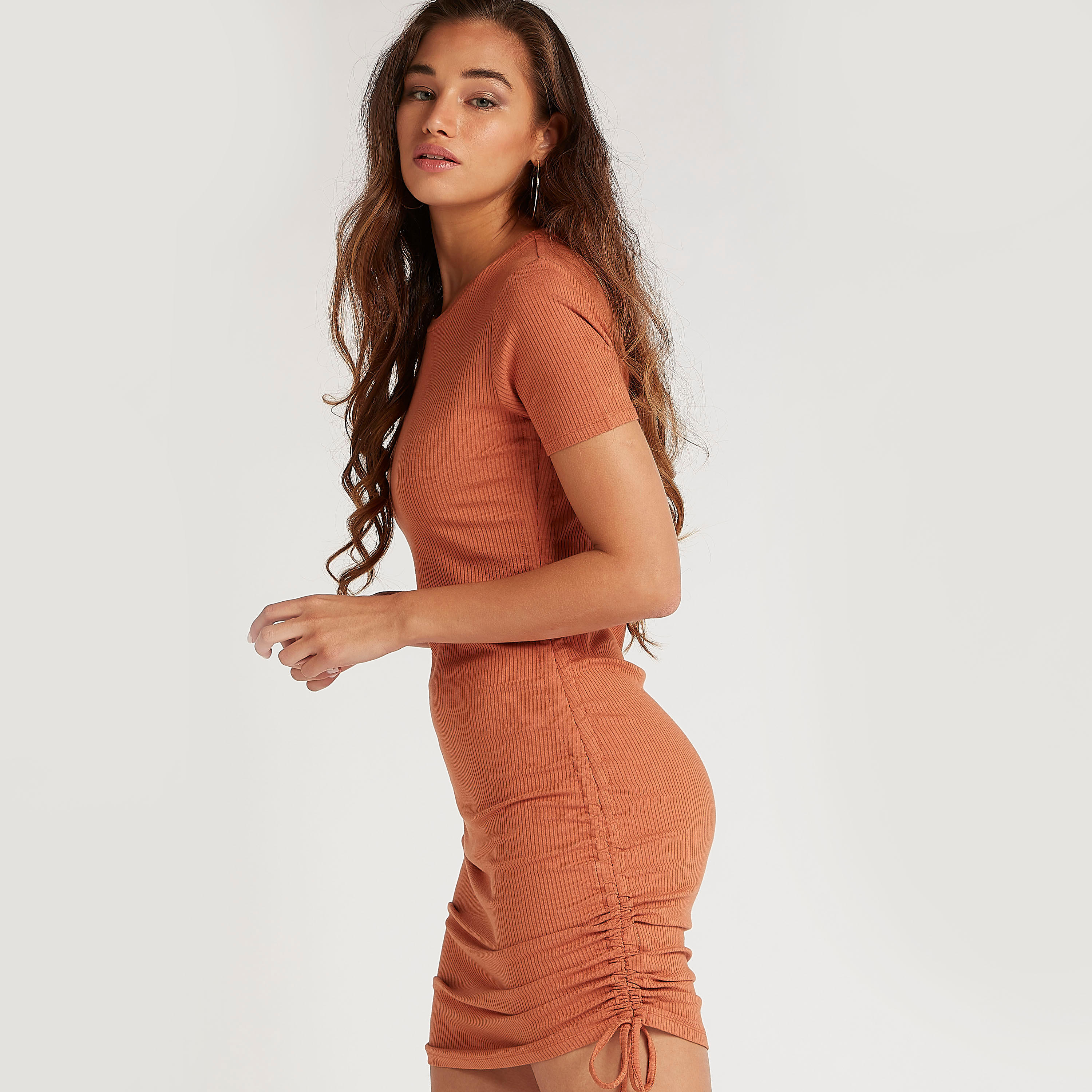فستان قصير بارز الملمس بقصة ضيّقة وأكمام قصيرة وبكسرات جانبية-women-clothing-dresses-image-3