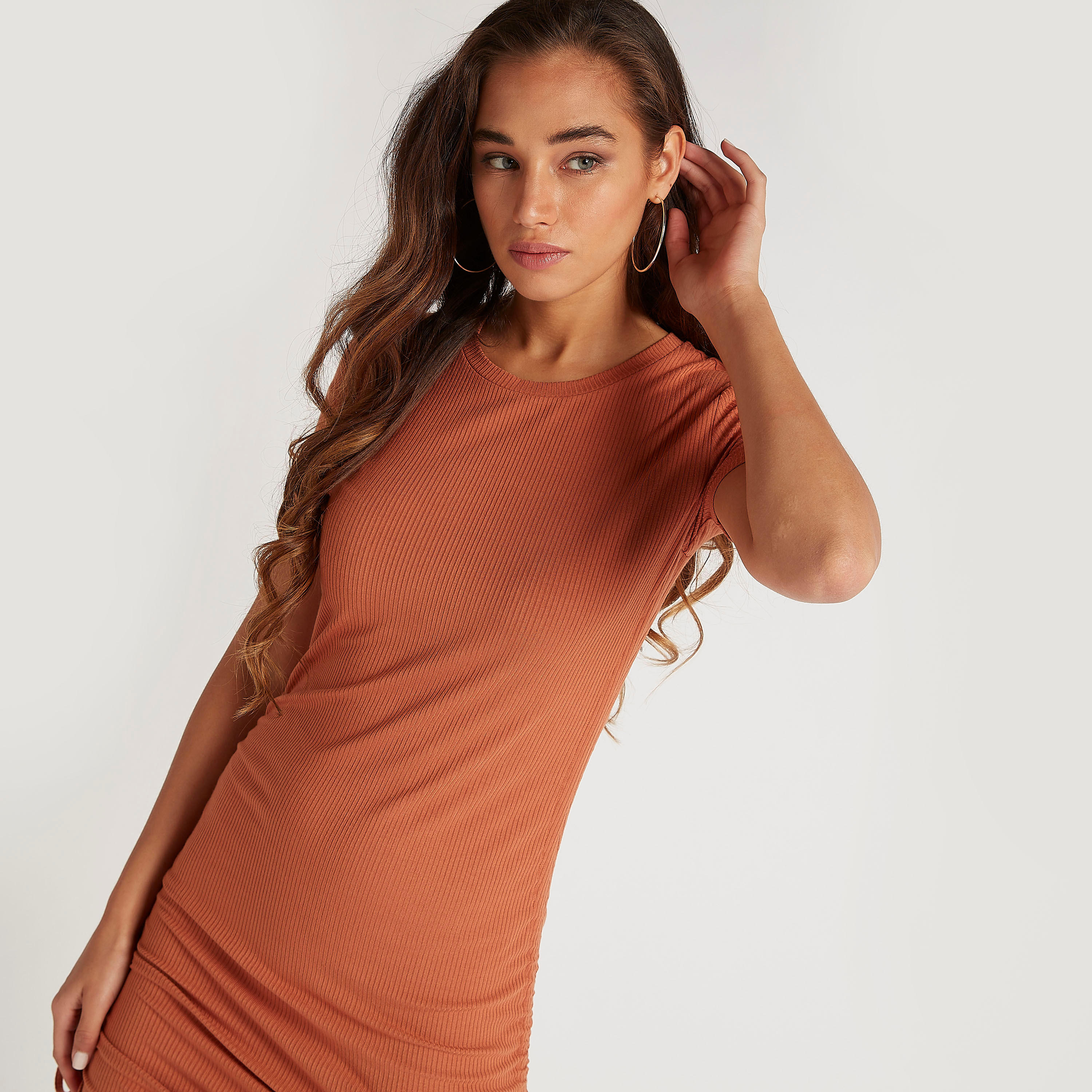 فستان قصير بارز الملمس بقصة ضيّقة وأكمام قصيرة وبكسرات جانبية-women-clothing-dresses-image-1