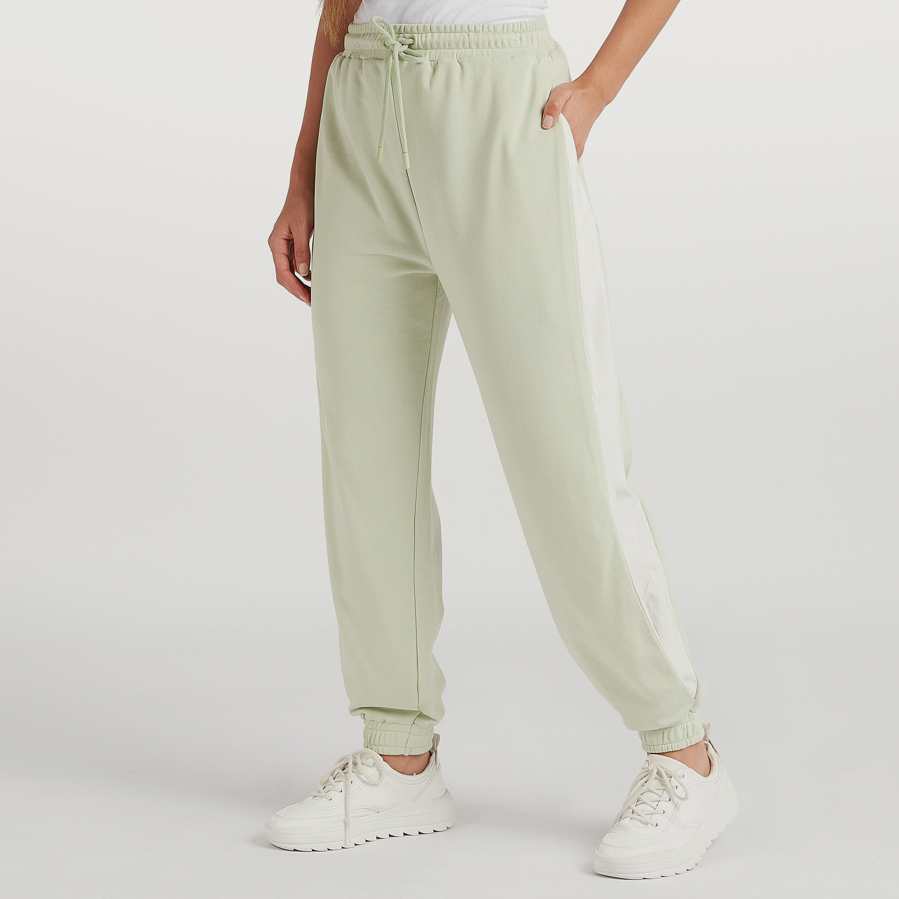 بنطلون رياضي مقلّم بخصر مرتفع ورباط إغلاق-women-clothing-bottoms-joggers-image-5