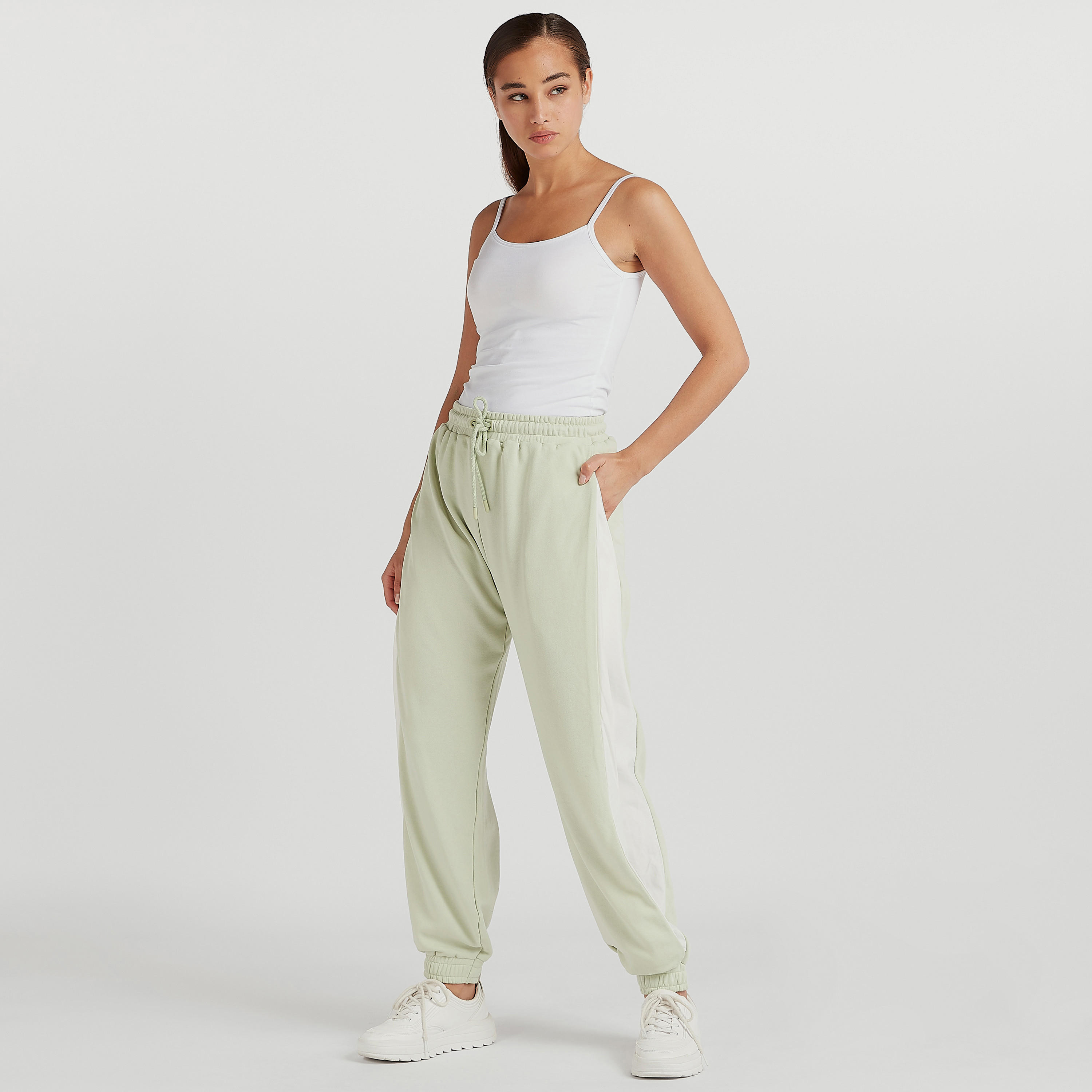 بنطلون رياضي مقلّم بخصر مرتفع ورباط إغلاق-women-clothing-bottoms-joggers-image-4