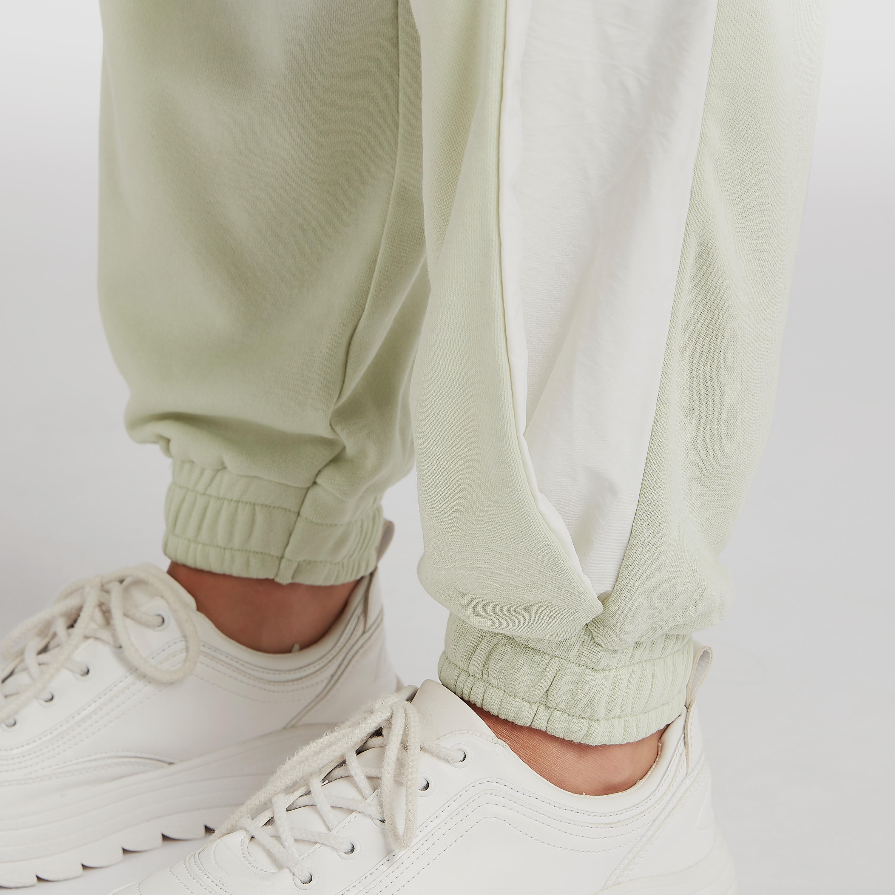 بنطلون رياضي مقلّم بخصر مرتفع ورباط إغلاق-women-clothing-bottoms-joggers-image-2
