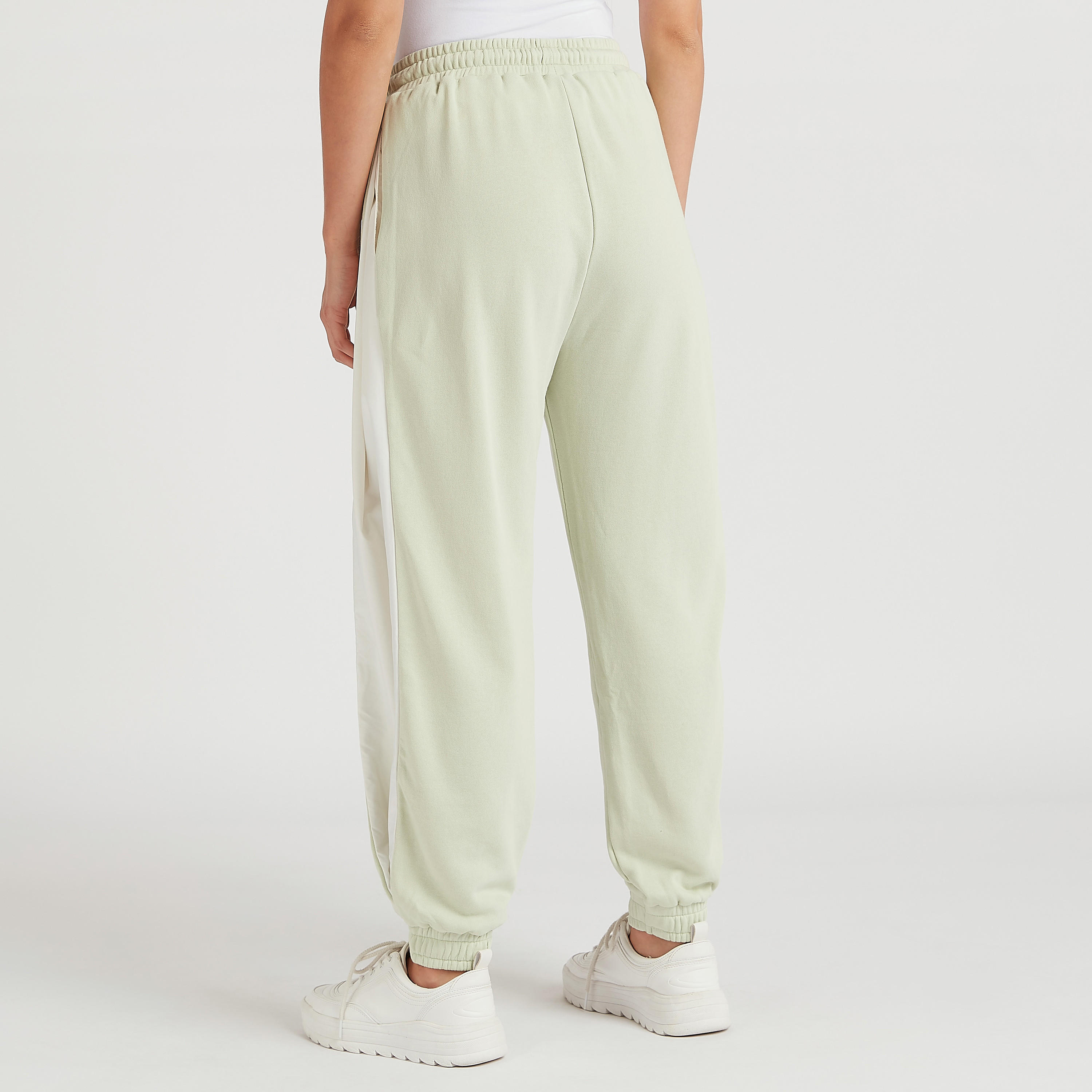 بنطلون رياضي مقلّم بخصر مرتفع ورباط إغلاق-women-clothing-bottoms-joggers-image-1