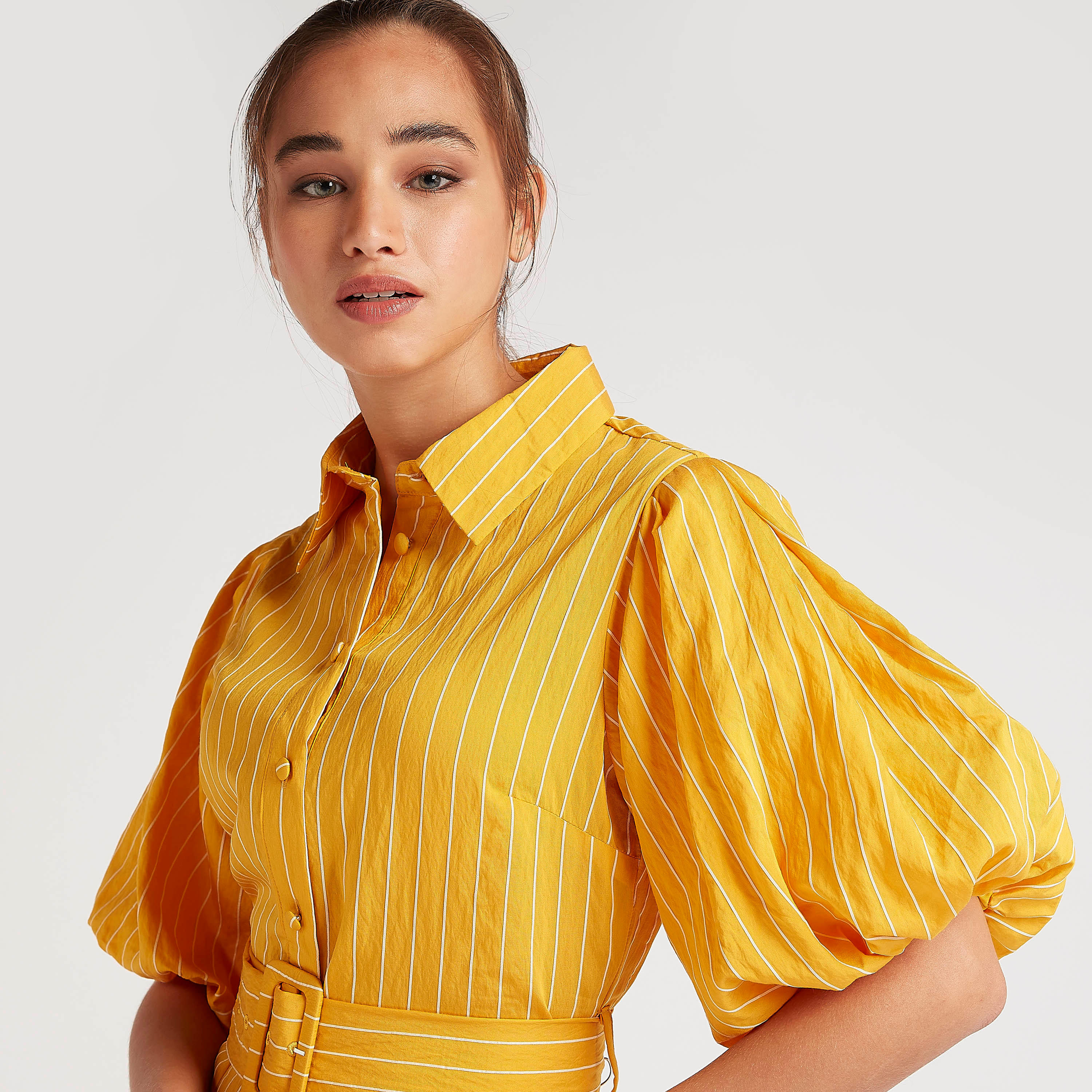 فستان قميص مخطّط قصير بحزام وأكمام قصيرة منفوخة-women-clothing-dresses-image-3