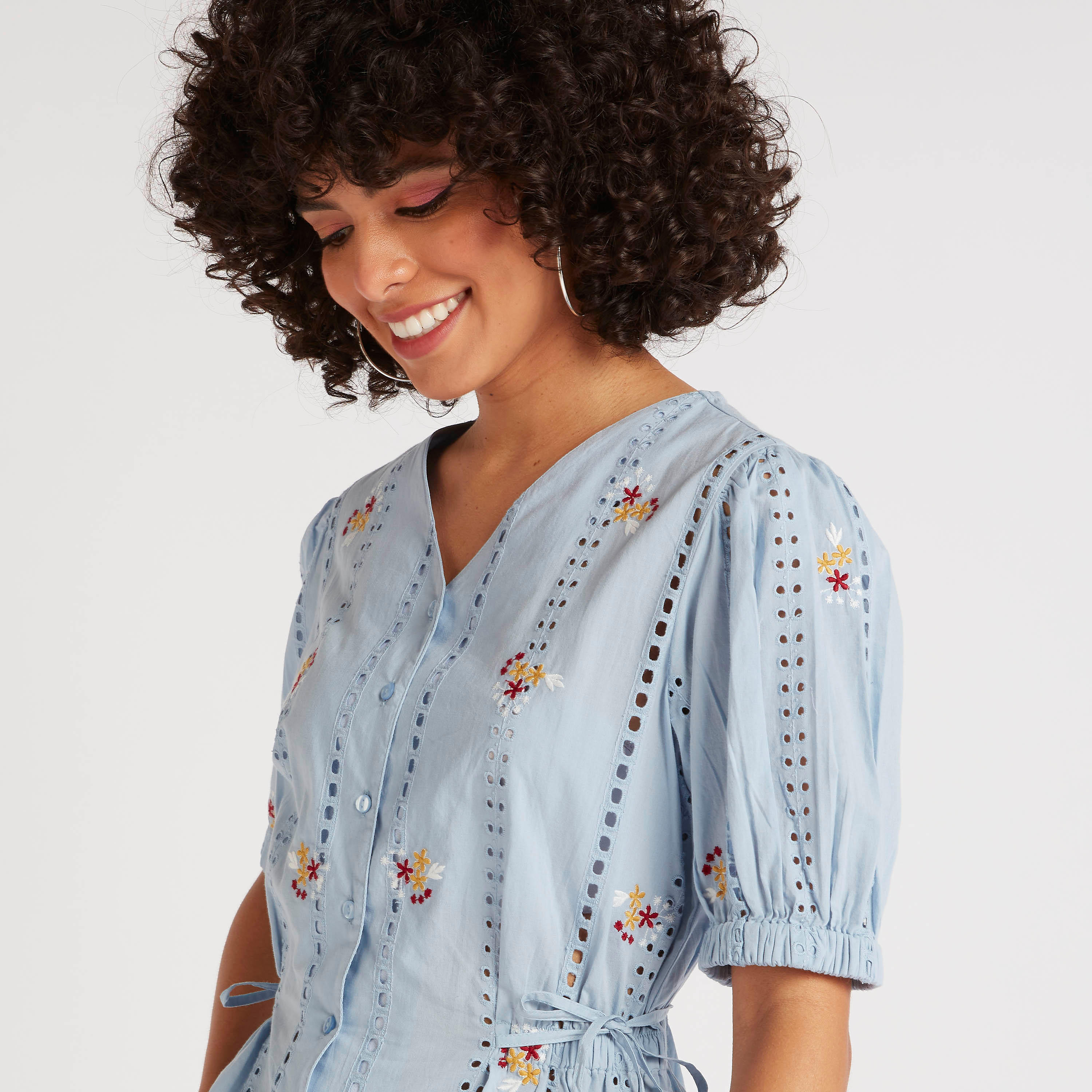 بلوزة مطرزة بخصر رباط وأكمام منفوخة-women-clothing-shirtsandblouses-blouses-image-3