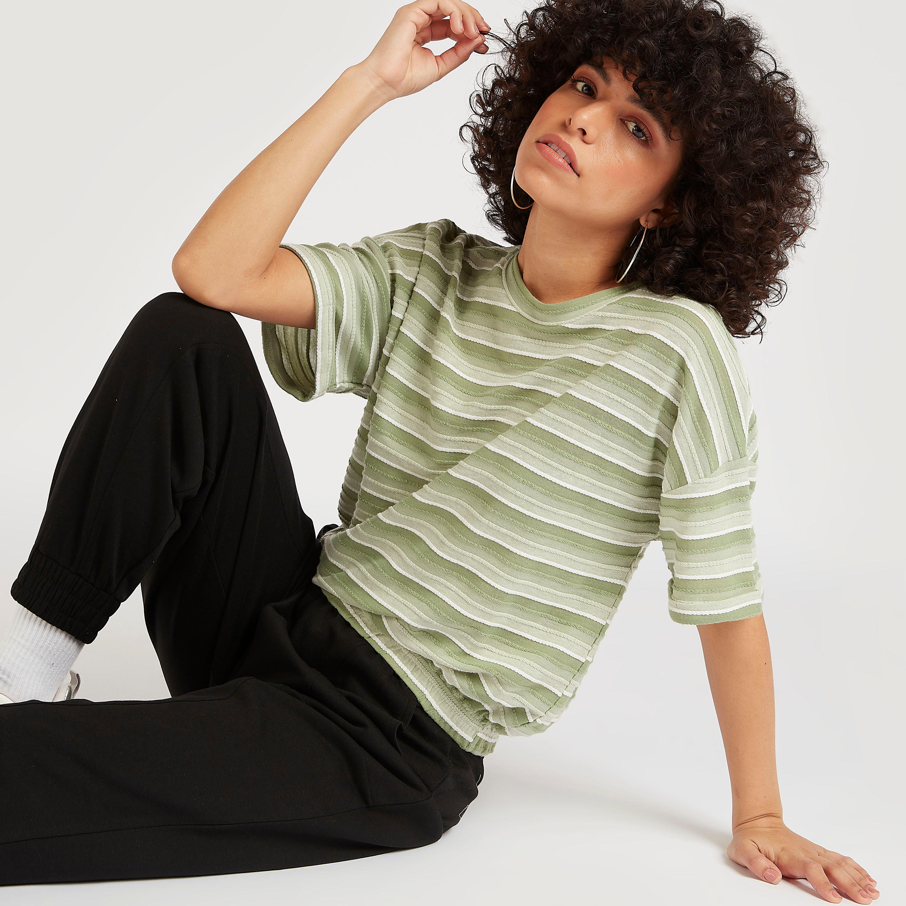 تيشيرت مقلّم بياقة ضيّقة وأكمام قصيرة-women-clothing-tshirts-image-1