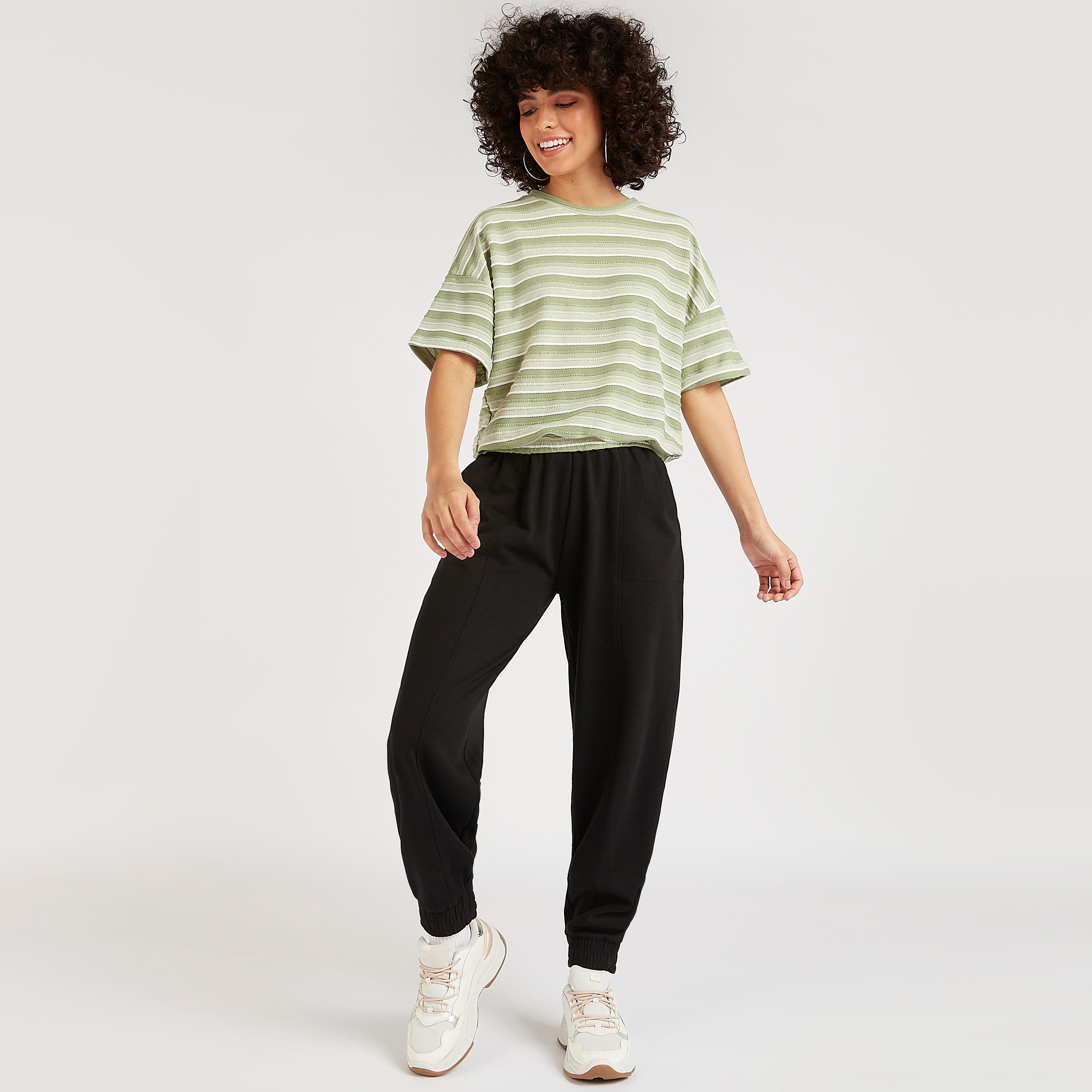 تيشيرت مقلّم بياقة ضيّقة وأكمام قصيرة-women-clothing-tshirts-image-2
